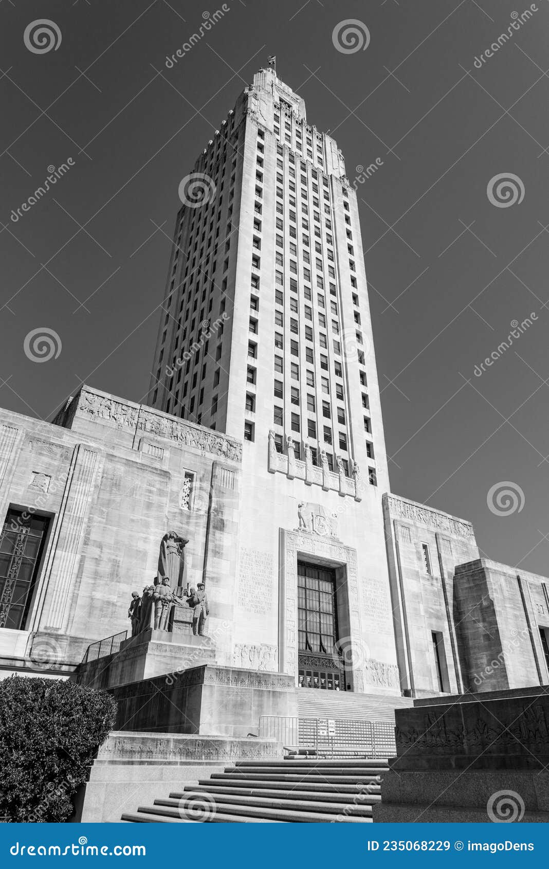the louisiana state capitol in baton rouge