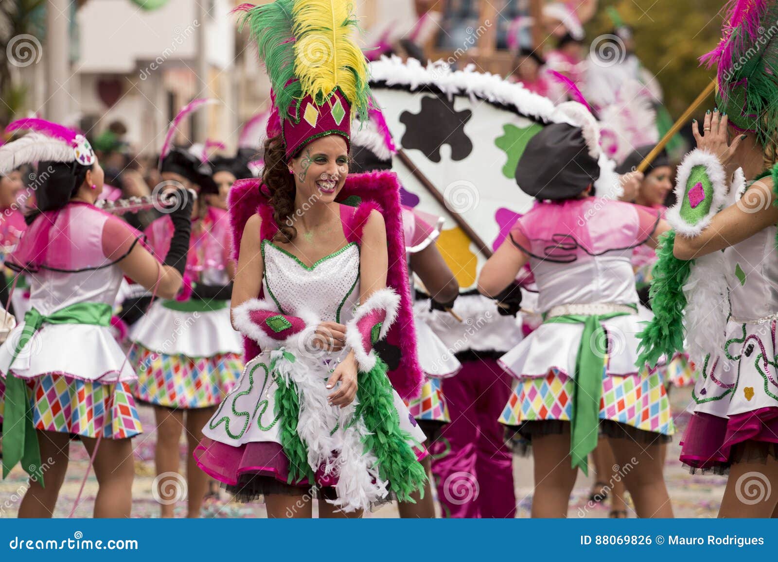 LOULE，葡萄牙- 2017年2月：五颜六色的狂欢节(Carnaval)游行 编辑类库存图片 - 图片 包括有 桑巴, 人员: 88068934