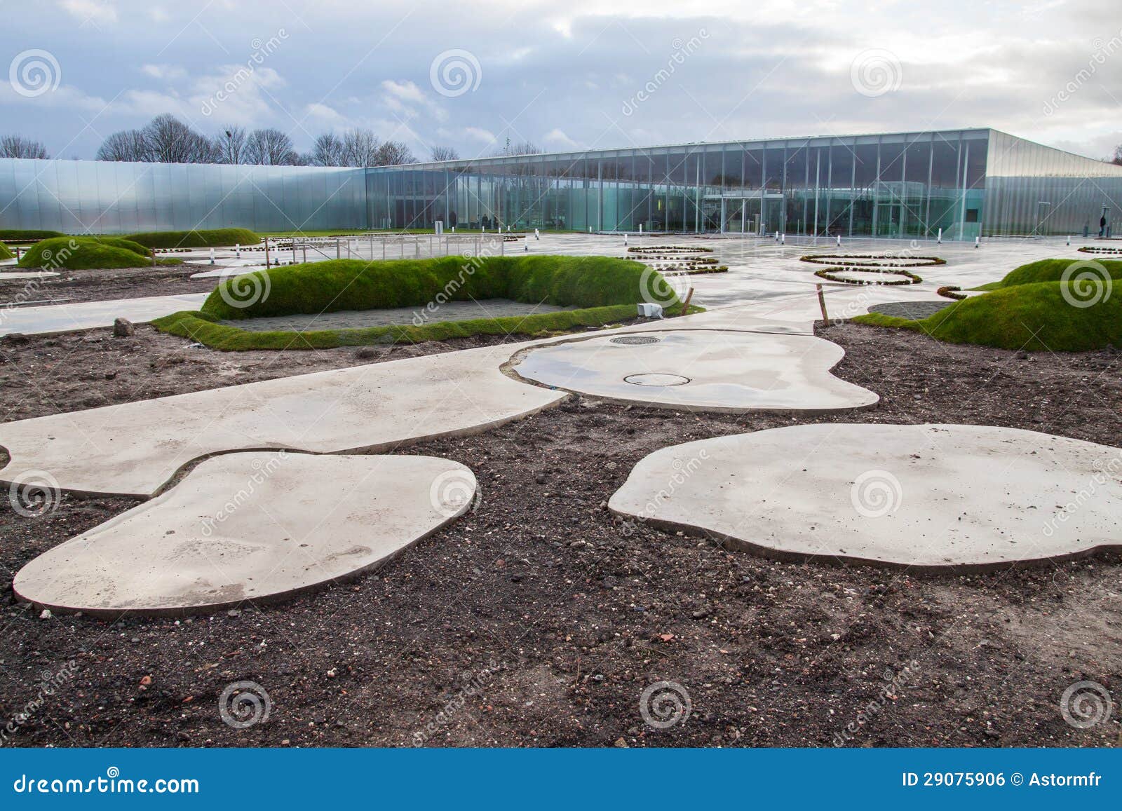 muziek Wild Transparant The Louvre Lens, North of France Editorial Photo - Image of landscape,  busy: 29075906