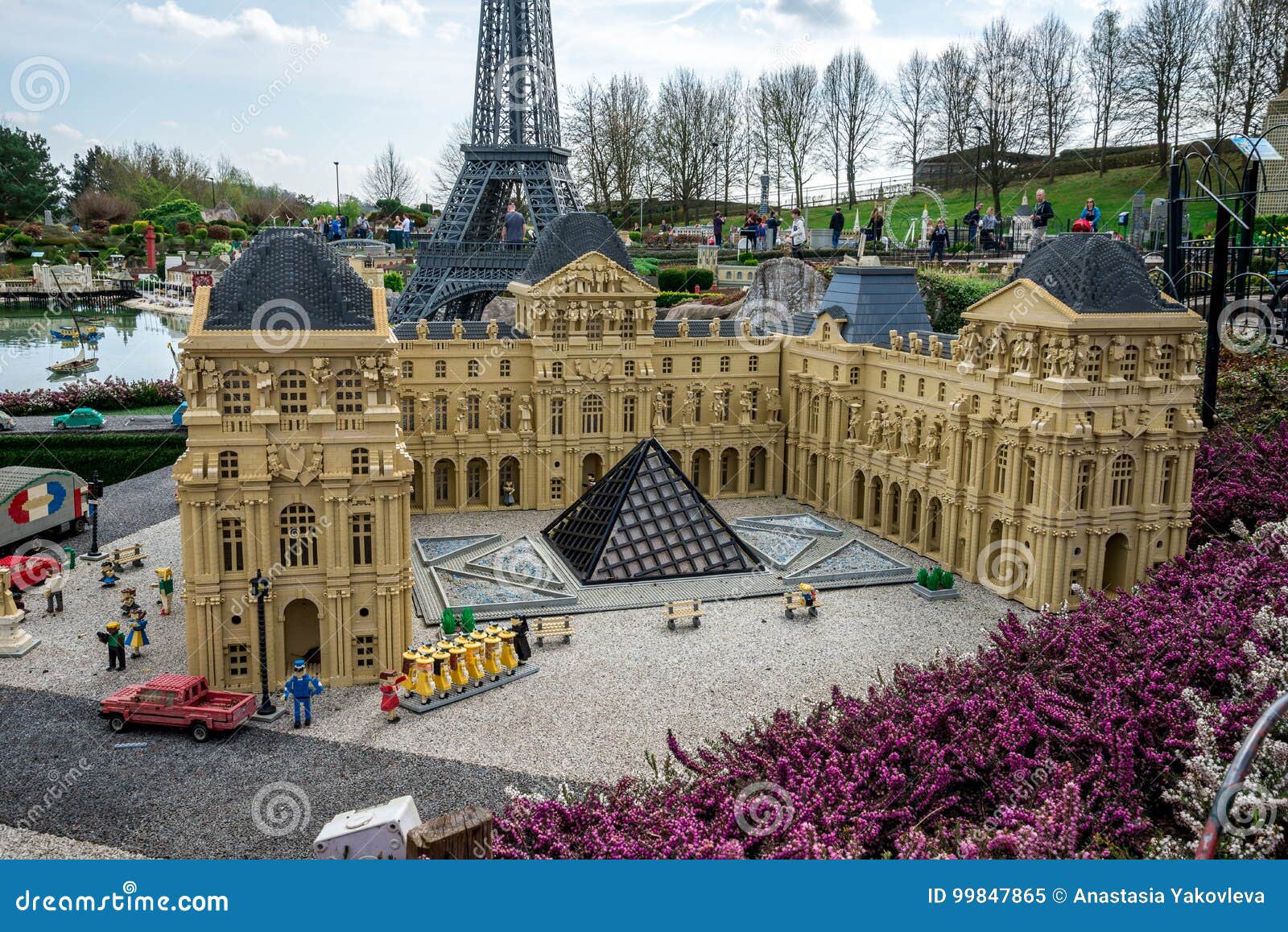 wakker worden Derde kiem The Louvre Museum LEGO Model Displayed at Legoland Windsor Miniland  Editorial Image - Image of legoland, square: 99847865