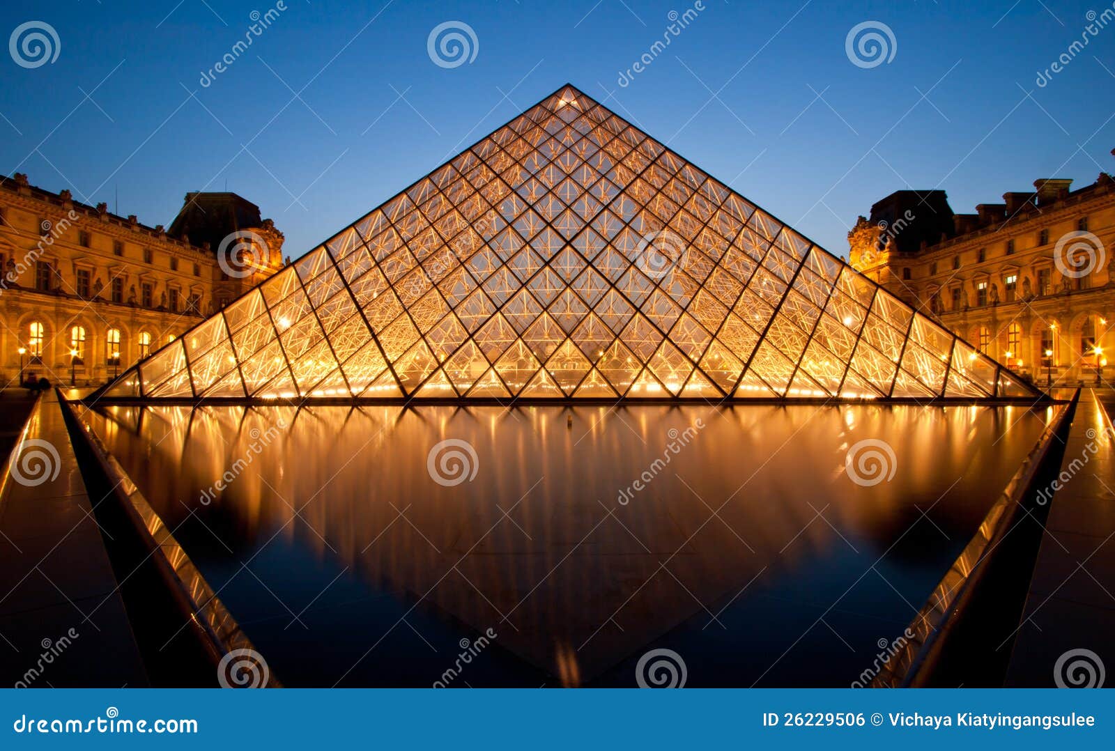 Louvre Museum Paris 26229506 