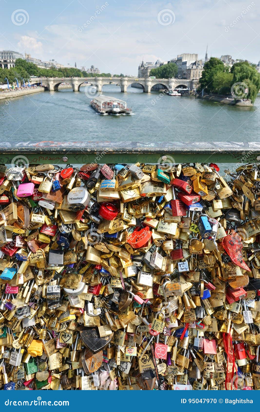 Love Locks Pont Des Arts Seine River Paris France Editorial Image - Image  of parapets, love: 95047970