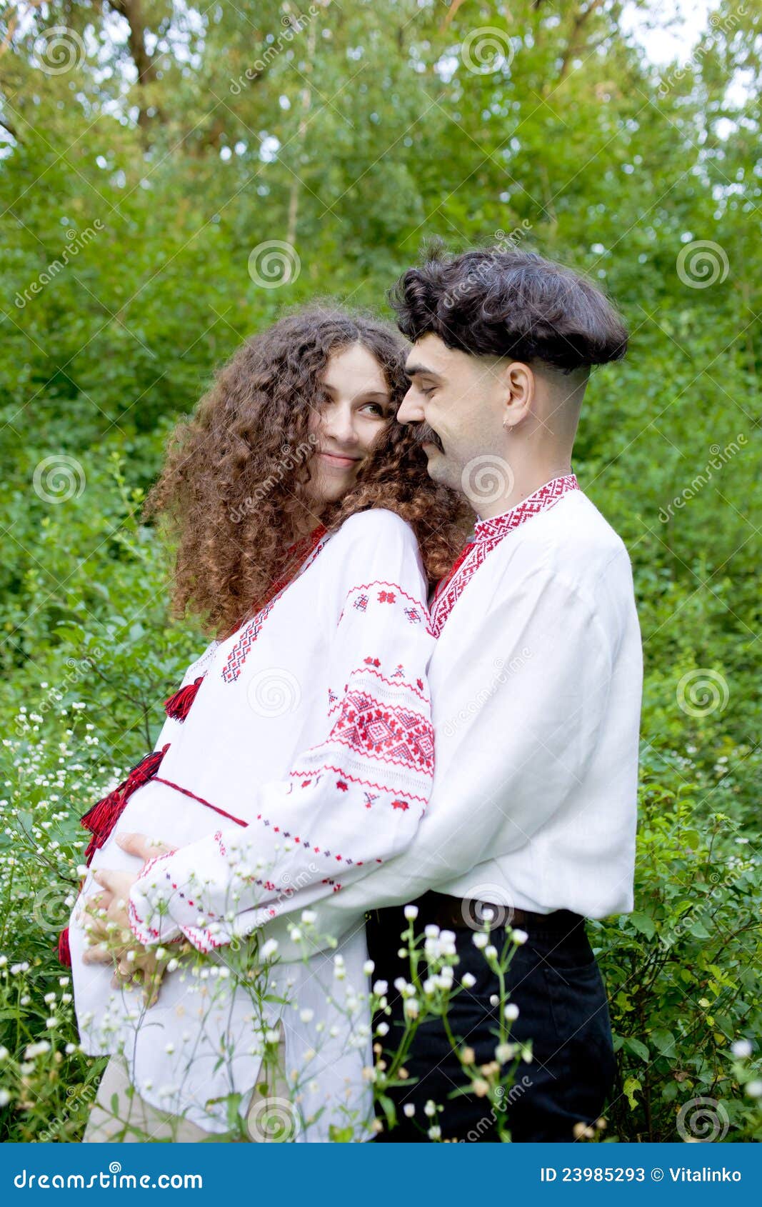 https://thumbs.dreamstime.com/z/lovely-couple-ukrainian-national-costume-23985293.jpg