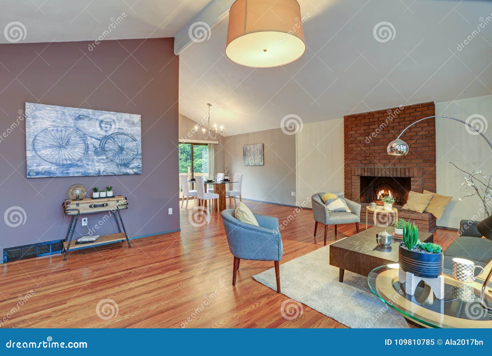 Lovely Spacious Open Floor Plan With Vaulted Ceiling Stock