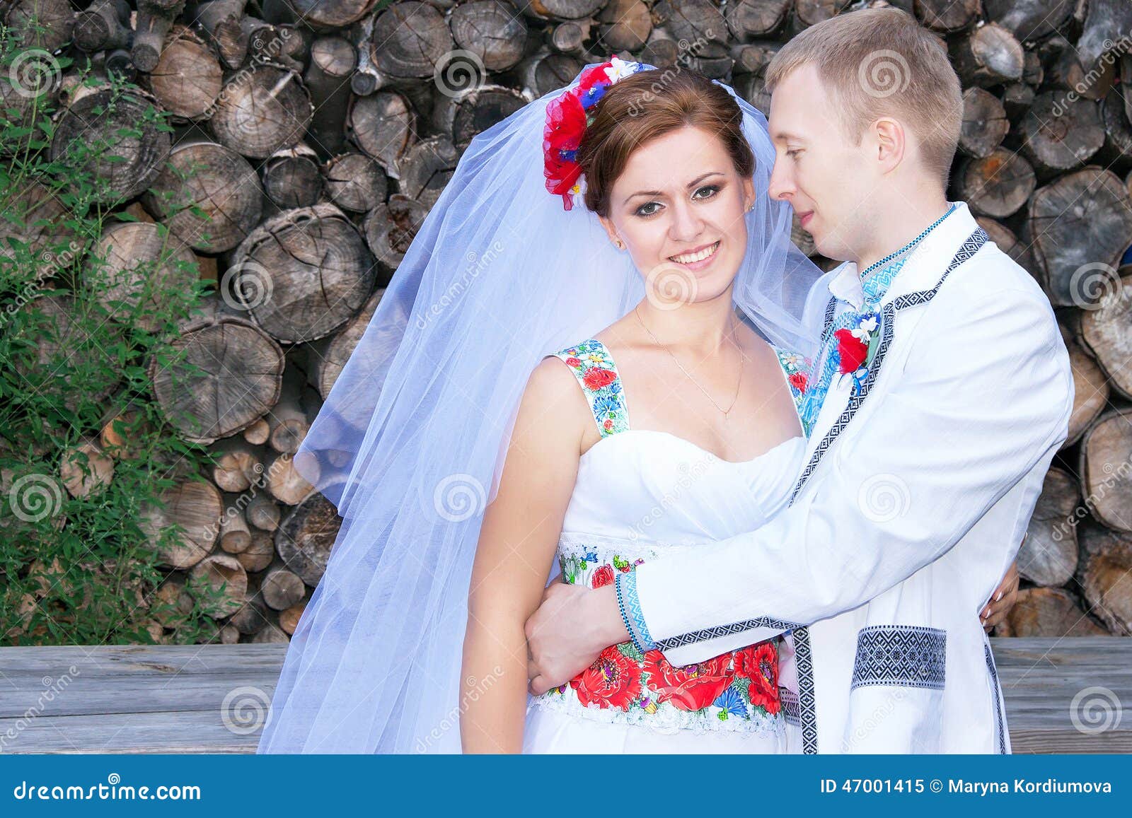 https://thumbs.dreamstime.com/z/lovely-wedding-couple-ukrainian-style-dress-married-caucasian-happy-pretty-bride-groom-suit-embroidered-47001415.jpg