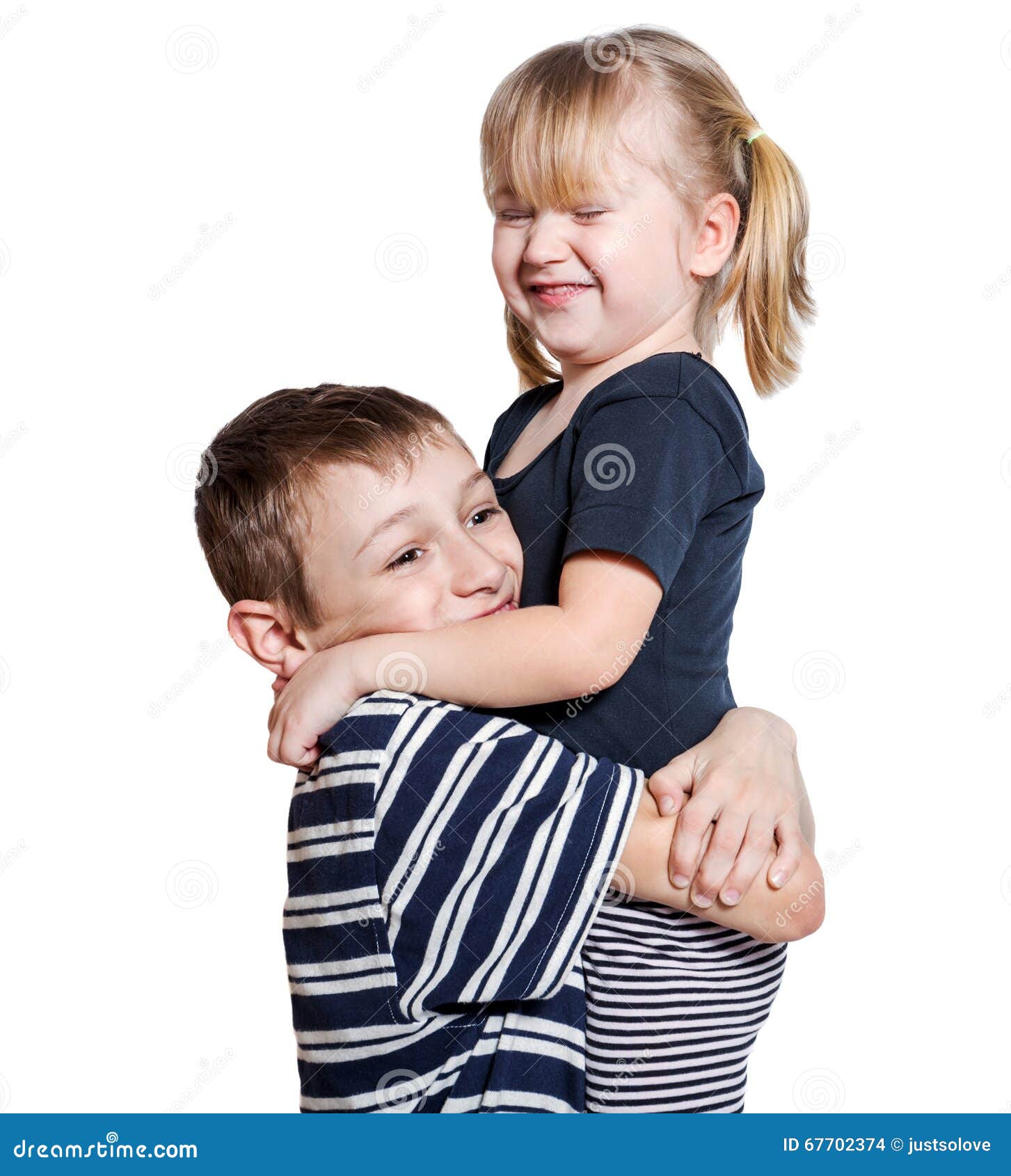 Сестра обожает брата. Старший брат обнимает сестру. Объятия брата и сестры. Сестра обнимает брата. Дети обнимаются на белом фоне.