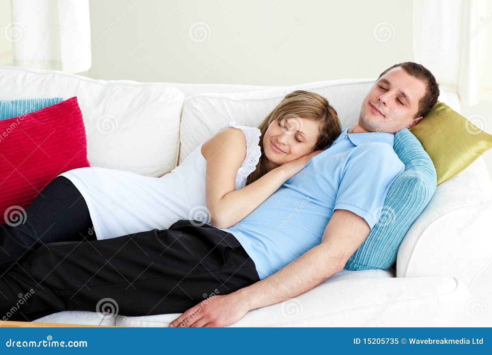 Мужчина общается с девицей и трахает ее на диване