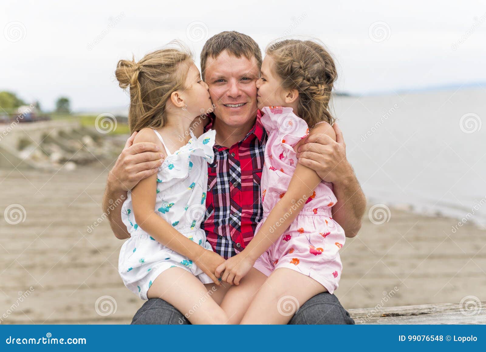 Дочка папа на пляже. Папа с дочерью на пляже фотосессия. Подросток и папа на пляже. Девушка с отцом на пляже. Дочь подросток с папой на пляже.