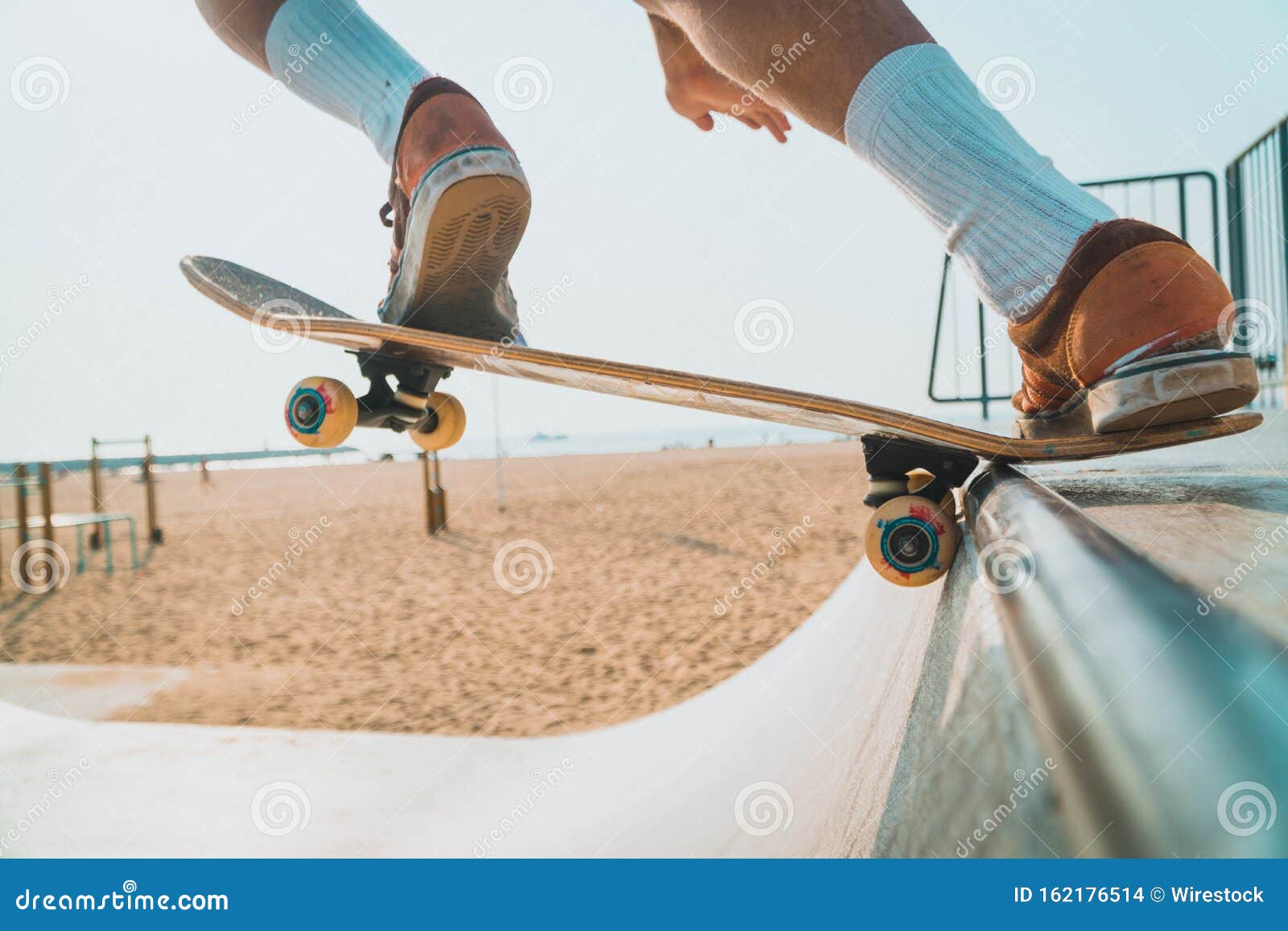 Sophie regeling Jachtluipaard Low Angle Shot of a Male Skating on a Skate Ramp in the Scheveningen the  Netherlands on a Beach Stock Photo - Image of sport, beach: 162176514
