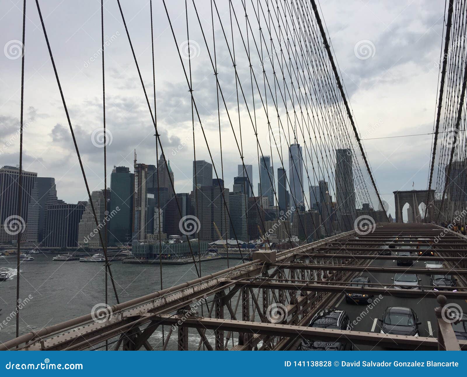 LOWER MANHATTANHORISONT SOM SES FRÅN DEN BROOKLYN BRON. Lower Manhattan, det finansiella området och World Trade Center som ses från den Brooklyn bron, New York City, USA