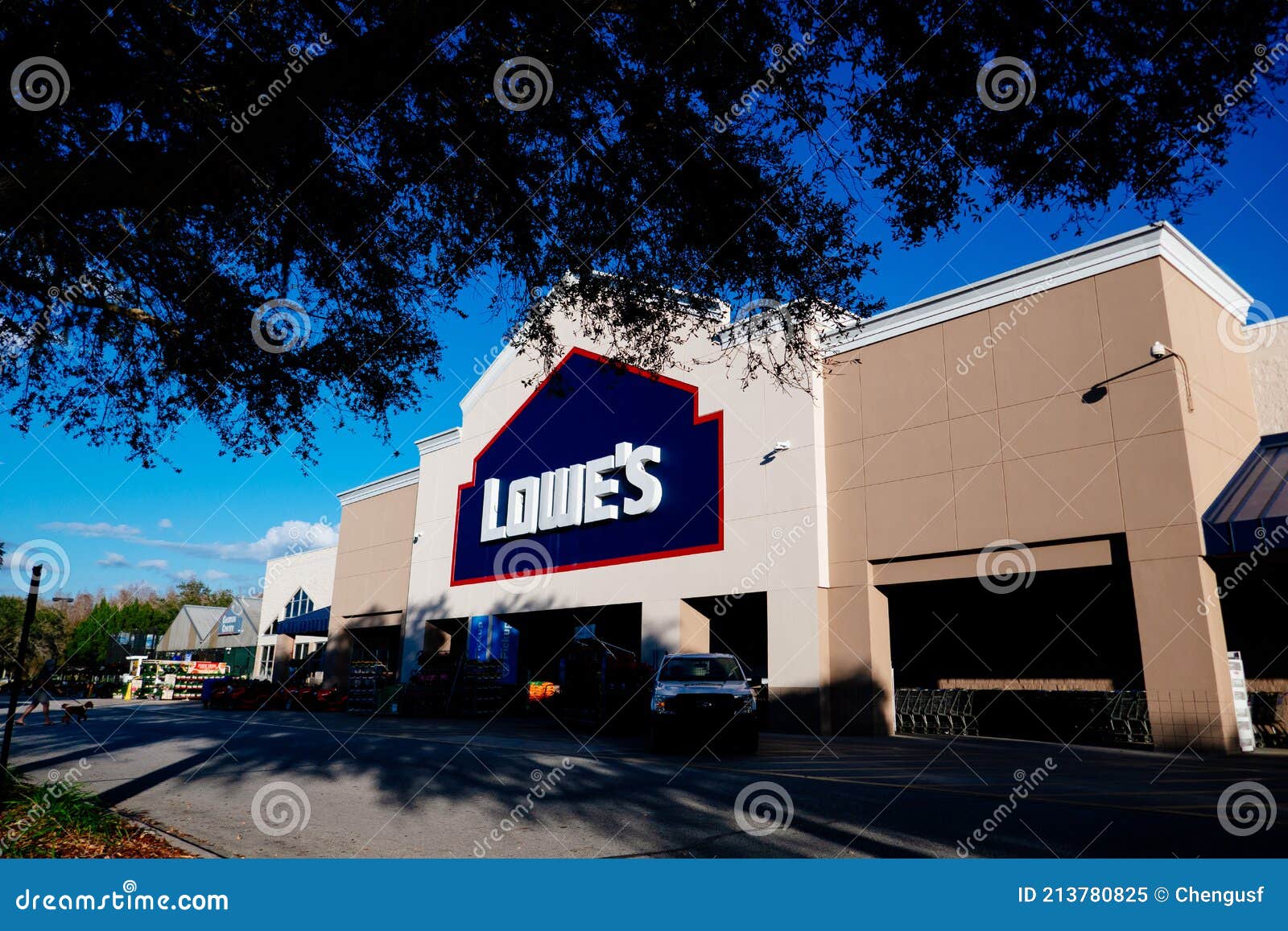 Lowes store editorial image. Image of hardware, gate 213780825