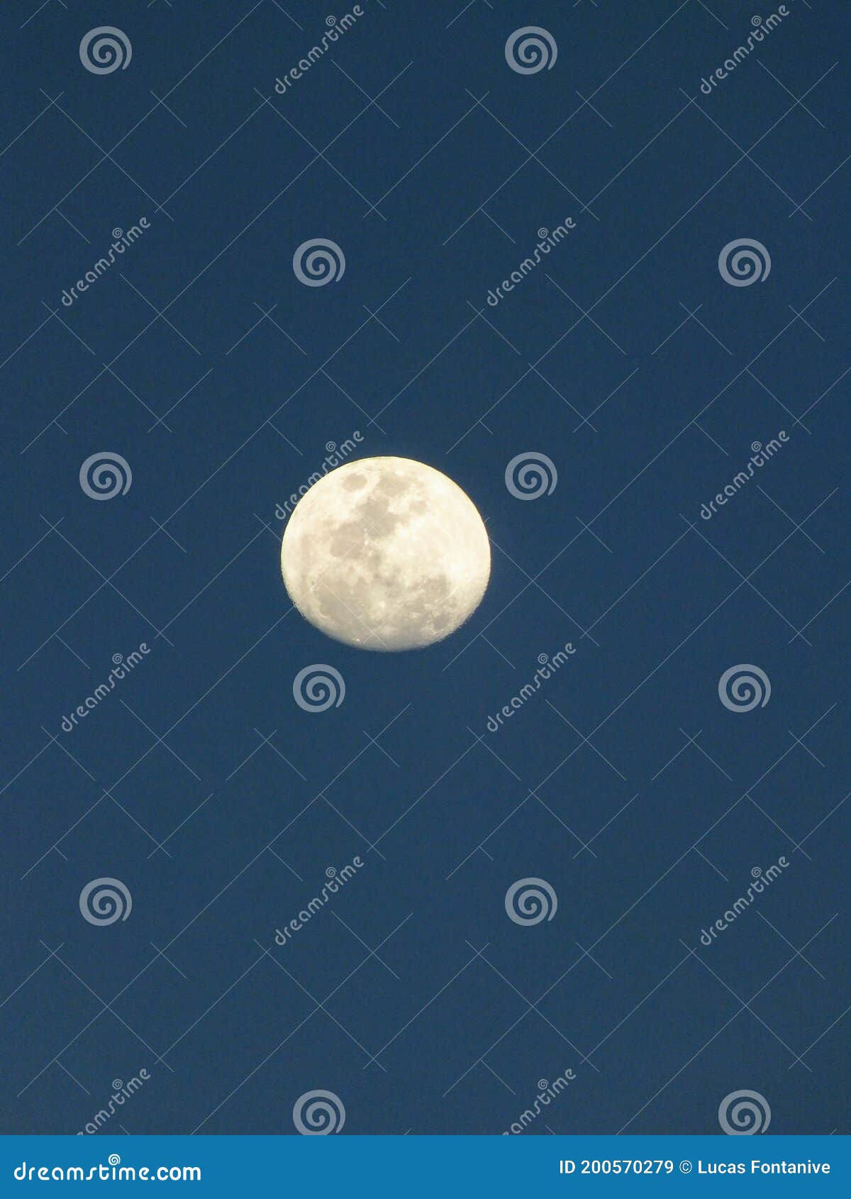 lua crescente ao entardecer de uma tarde de primavera