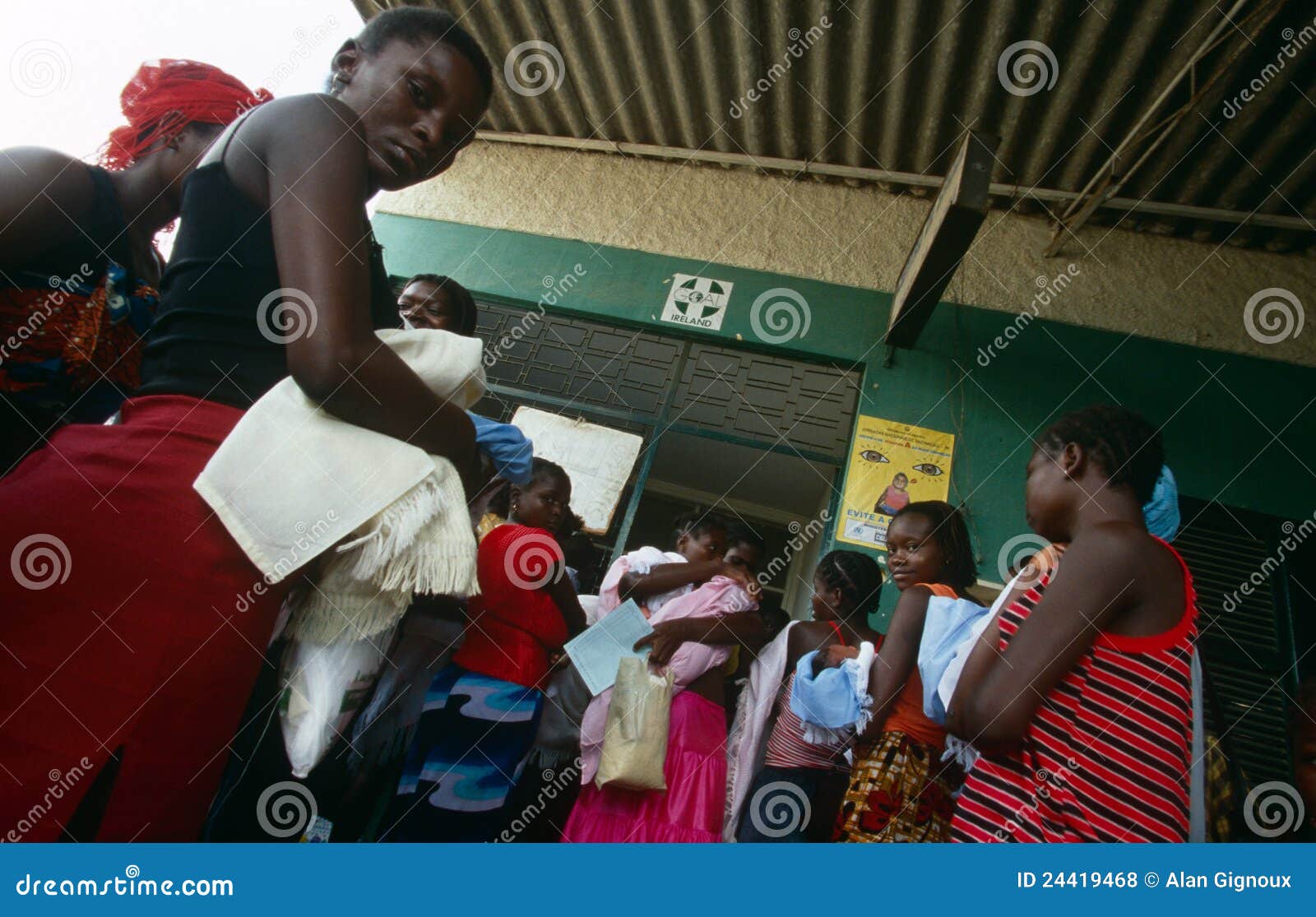 Luanda, Angola. Mulheres com seus bebês fora de uma clínica em Angola.