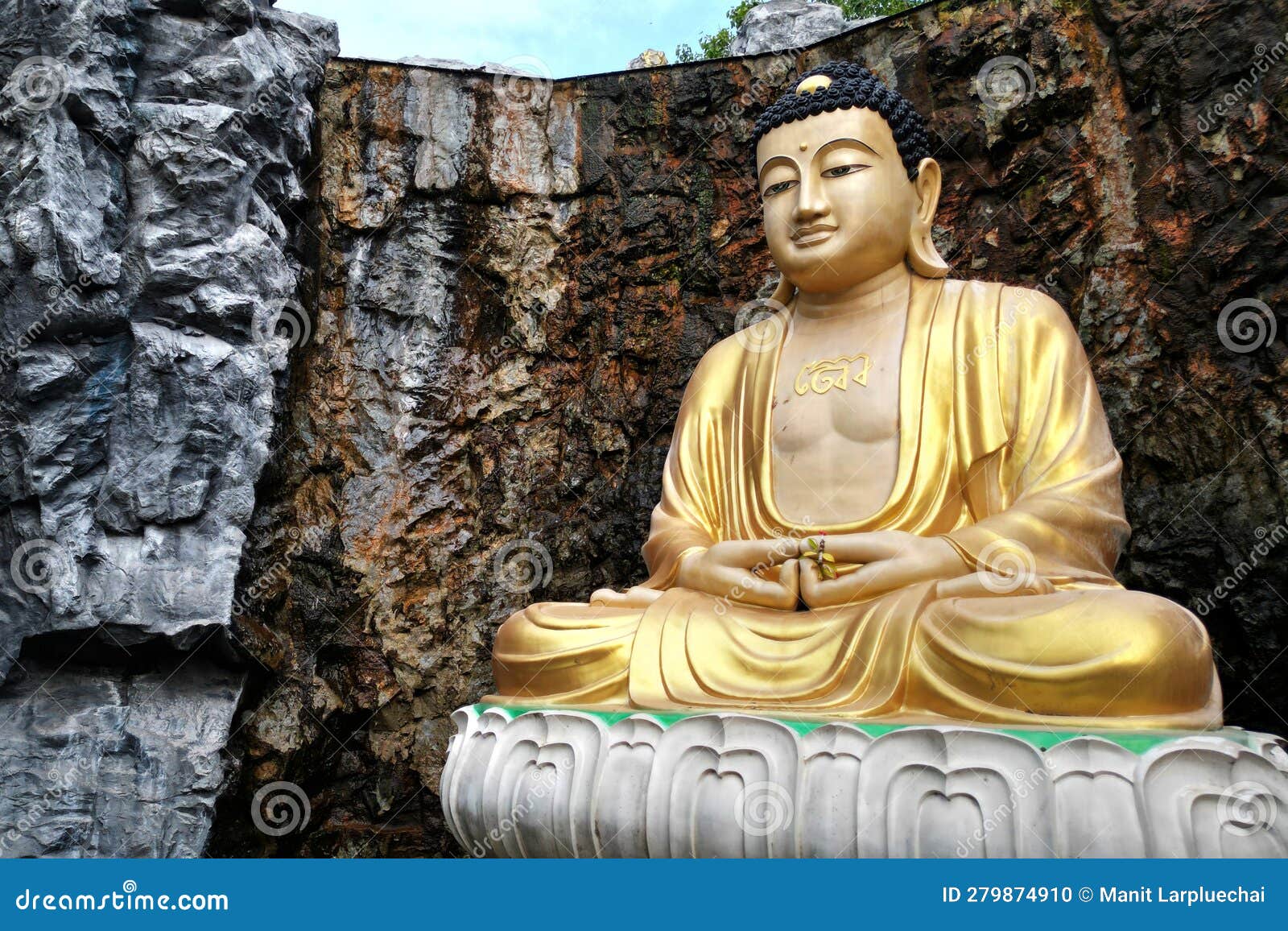 luang por to mahayan golden sitting buddha in middle of a cave in wat laksi rat samosorn.