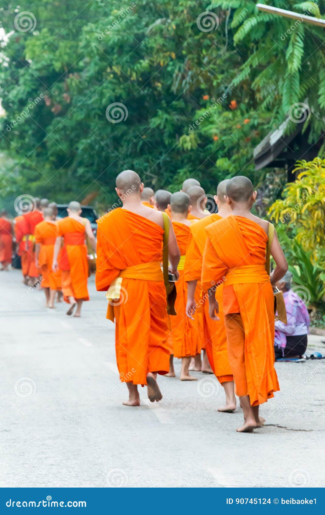 Luang Prabang Laos, Mar 06 2015, -: Mnichów buddyjskich datki daje ceremonii w ranku Tradycja dawać datkom michaelita w Luang Prabang przedłużyć turyści