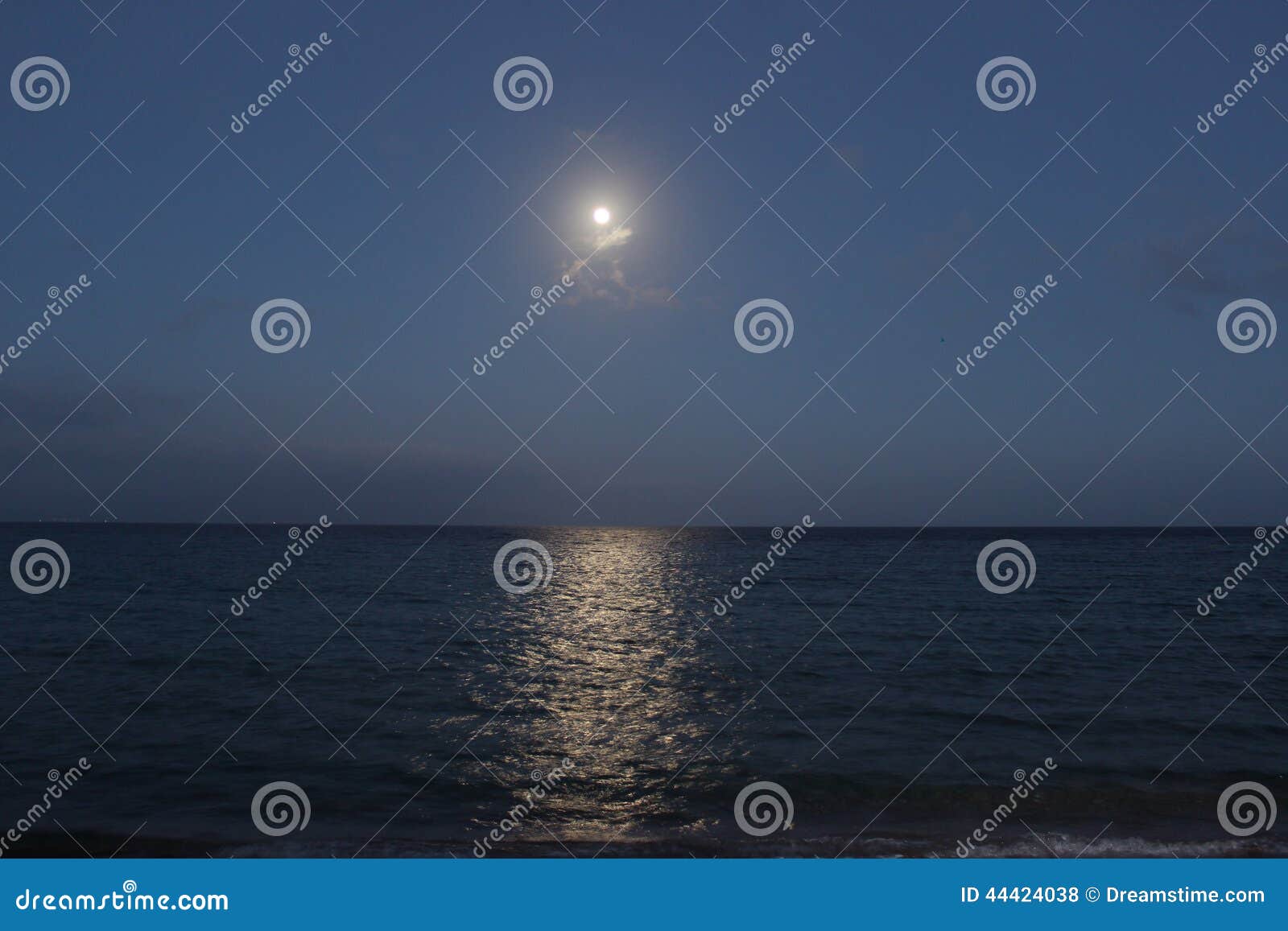 Luce della luna in Grecia sopra il mar Mediterraneo