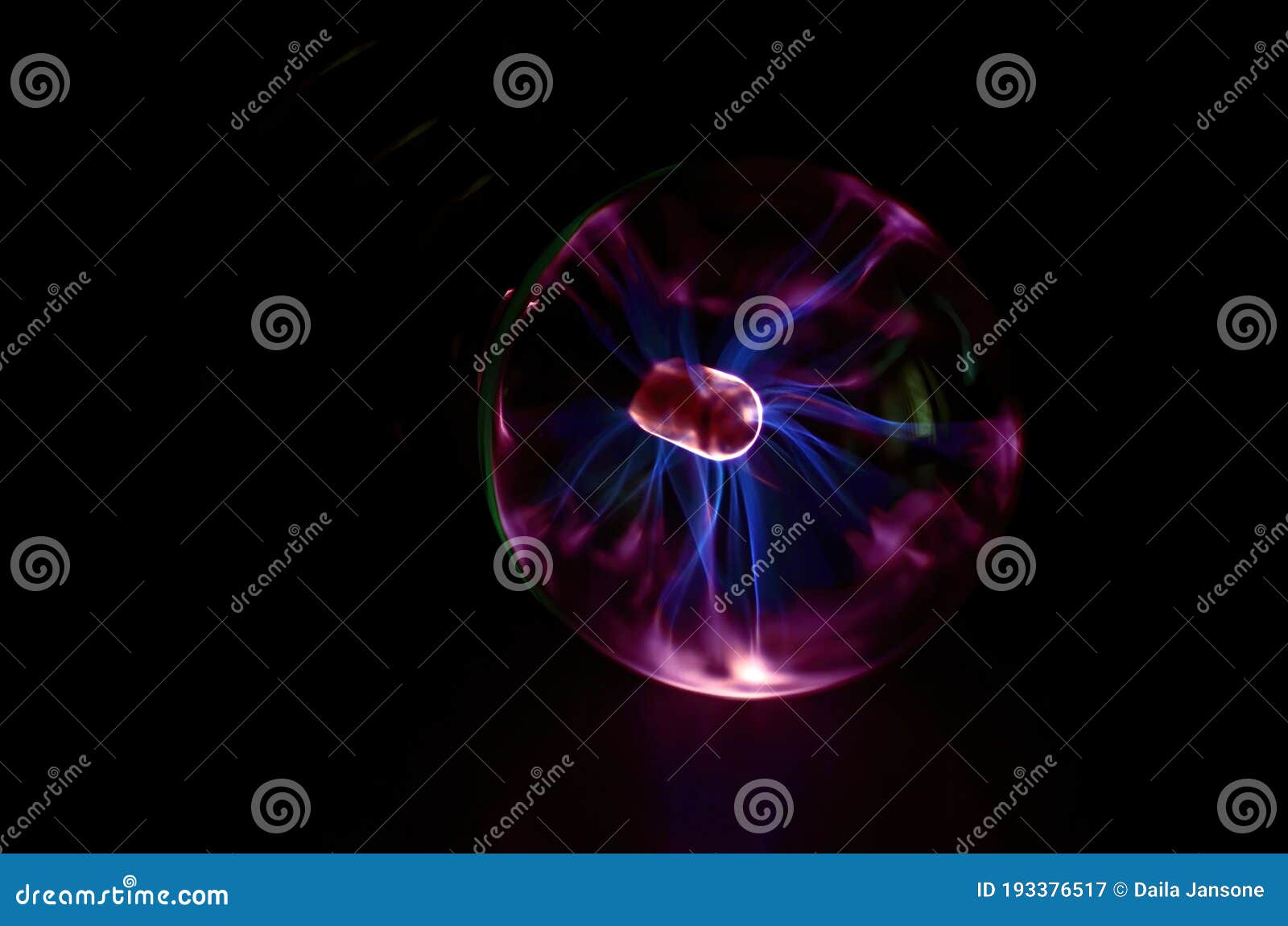 Luce Di Elettricità Statica Al Plasma Sullo Sfondo Nero. Illuminazione  Della Sfera Al Plasma Immagine Stock - Immagine di carica, colore: 193376517