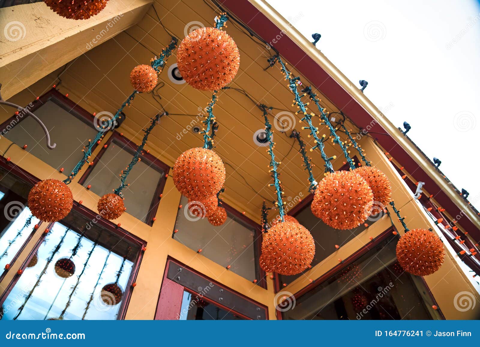 Luces De Colgantes Naranjas En La Del Restaurante En Park City Imagen de archivo Imagen turismo, exterior: 164776241