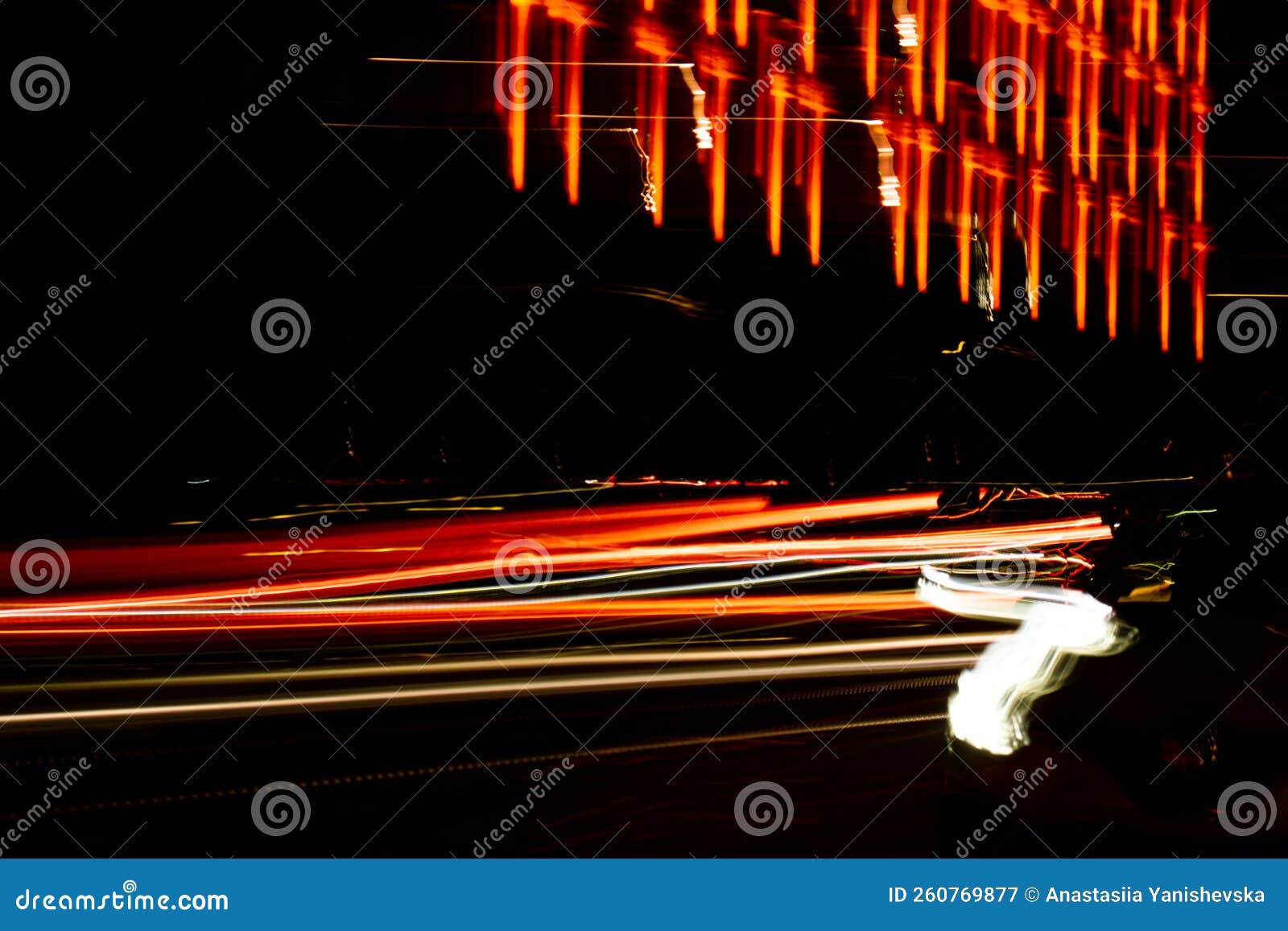 Luces de los coches por la noche. Luces de la línea de la calle