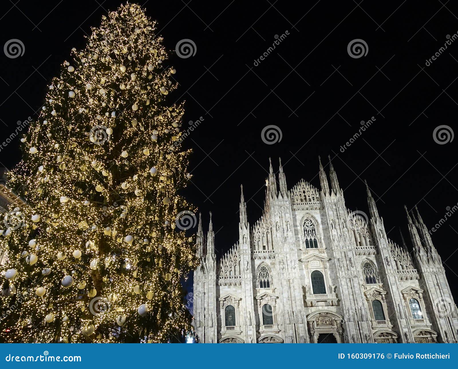 Luces De La Navidad En Milano Foto de archivo - Imagen de nieve, noche:  160309176