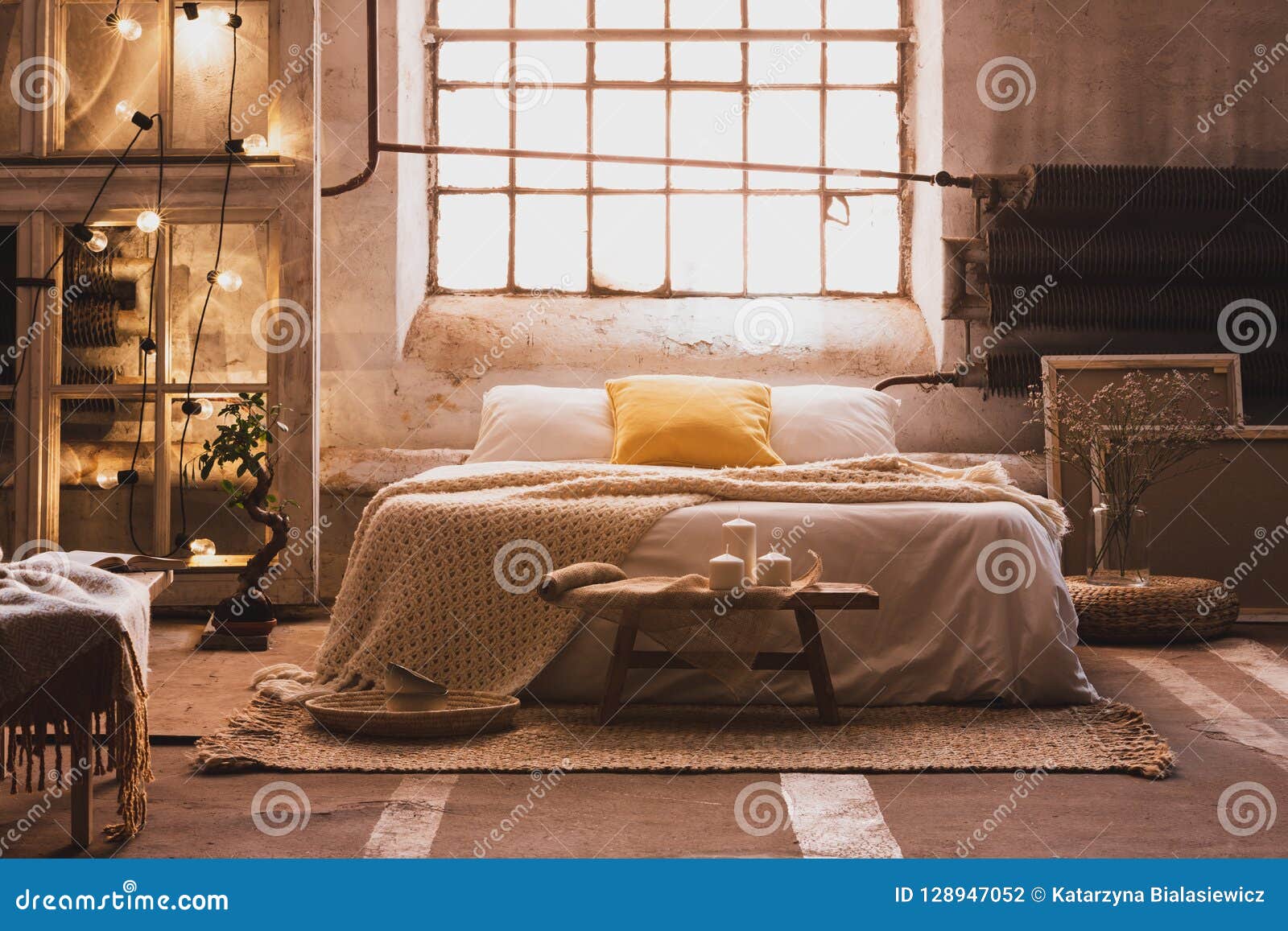 Luces En Estantes Al Lado De La Cama Con Las Hojas Y Las Almohadas En Interior Brillante Del Dormitorio Con La Ventana Foto de archivo - Imagen muebles, cubo: 128947052