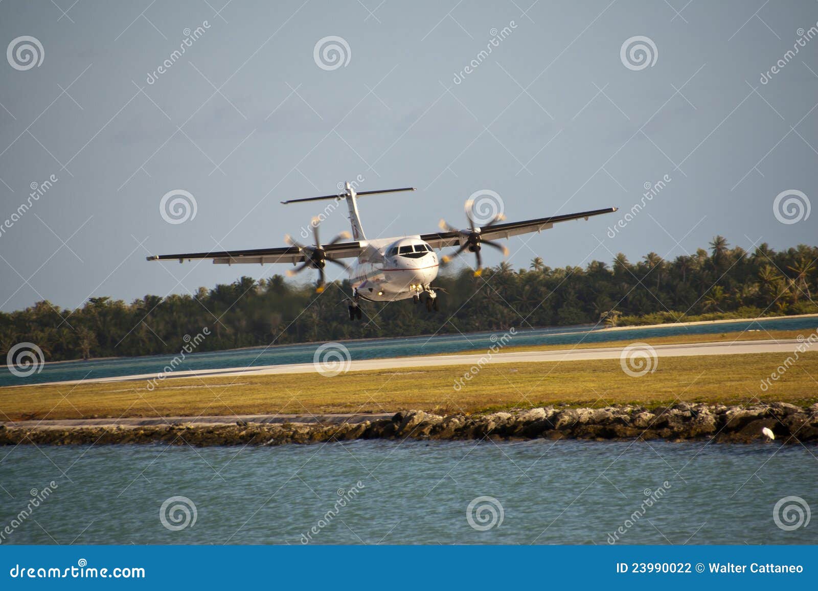 Lucht Tahiti ATR42. Lucht Tahiti dat ATR 42 Hiriata in Maupiti Luchthaven, Maupiti Eiland, Franse Polynesia landt.