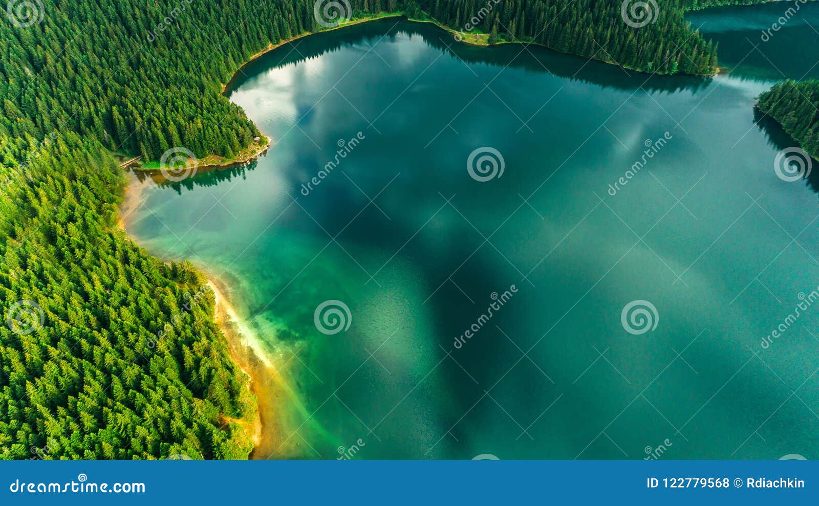 Luchtmening Van Blauw Meer En Groene Bossen Op Een Zonnige De Zomerdag