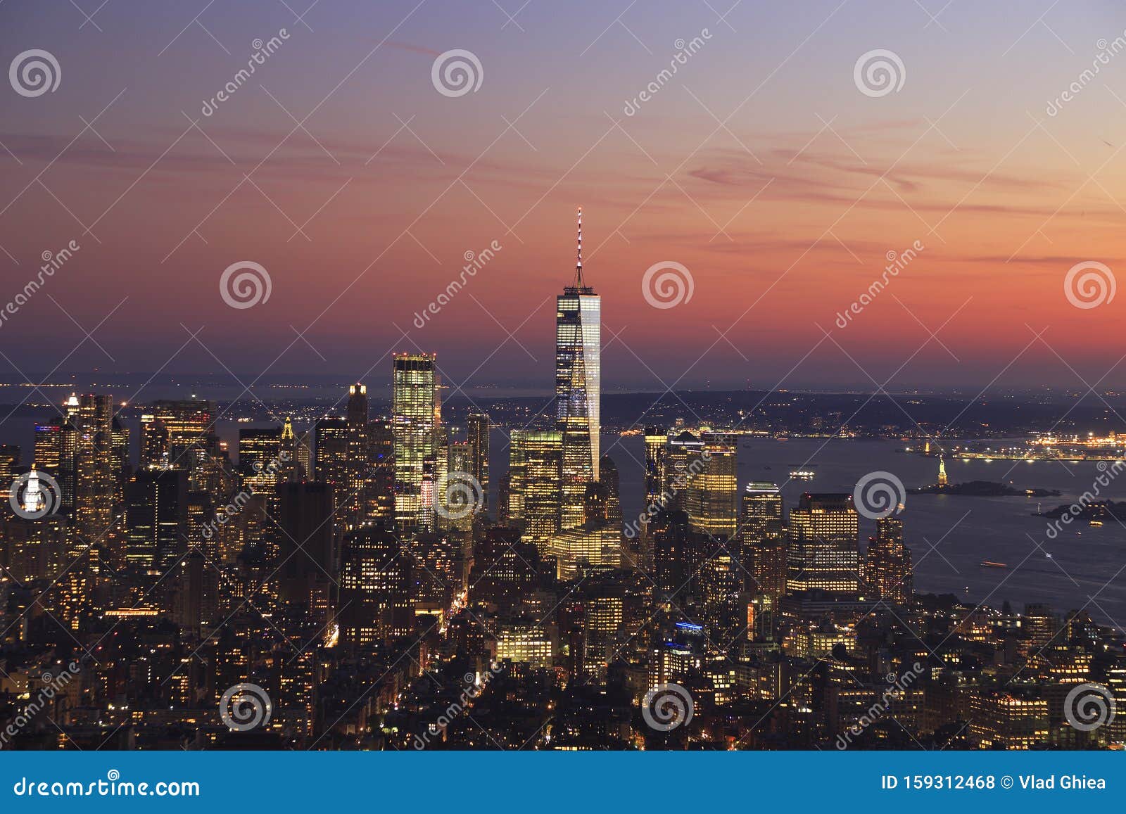 Luchtuitzicht van New York City, Lager Manhattan skyline verlicht bij zonsondergang. Luchtfoto van New York City, Lager Manhattan skyline verlicht op zonsondergang, waaronder One World Trade Center en Liberty Island, VS