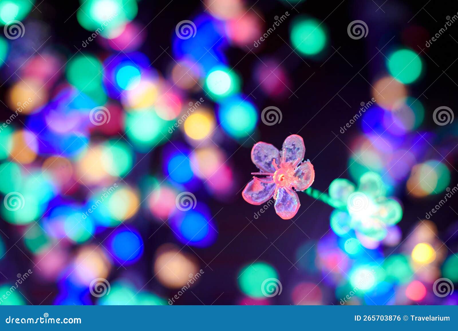 Luci Colorate Di Fiori Decorativi Di Ghirlande Luminose a Luci Multicolori  Fotografia Stock - Immagine di celebrazione, decorazione: 265703876