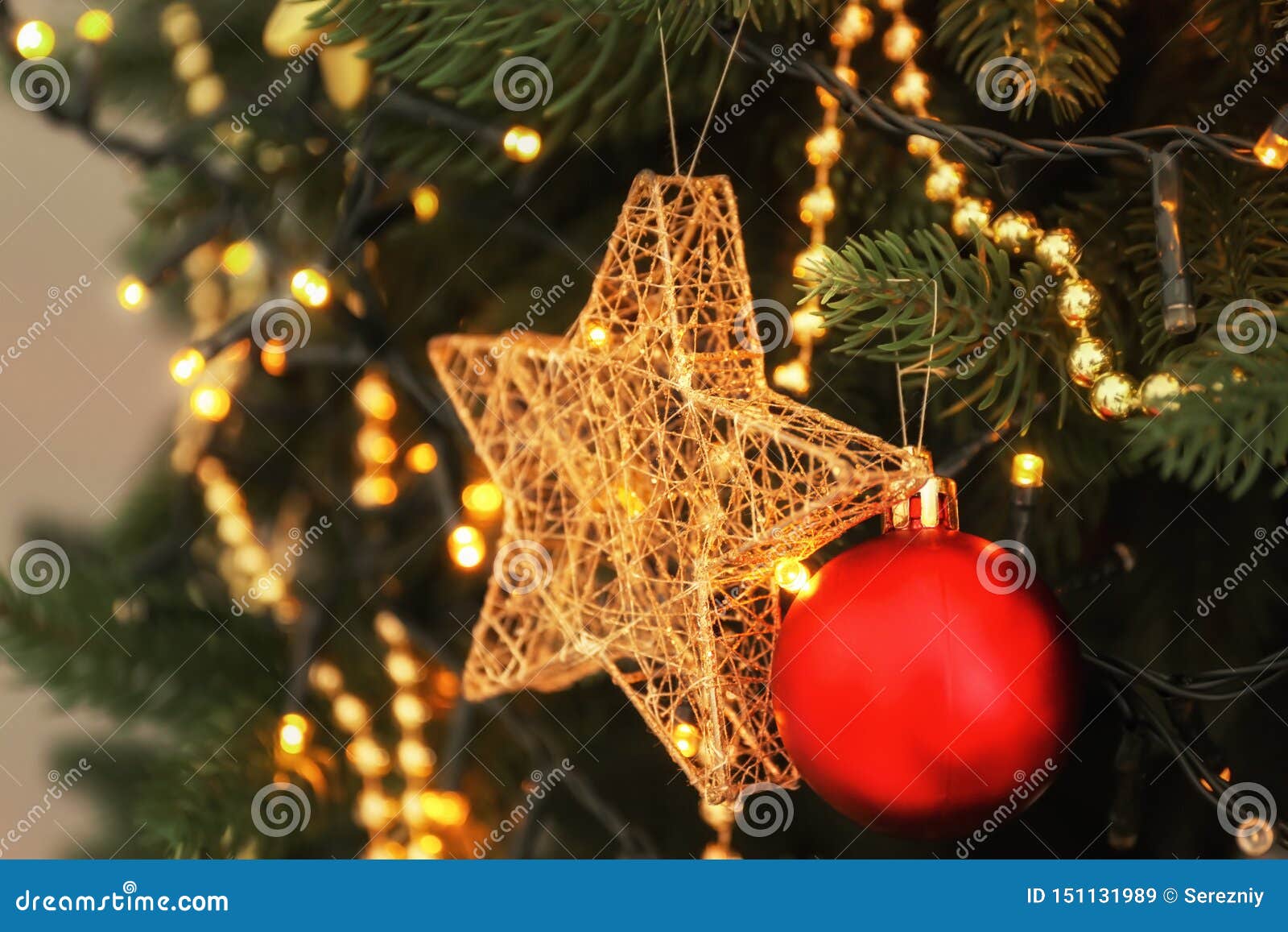 Stella Sull Albero Di Natale.Luci Palla Di Natale E Stella D Ardore Sull Albero Di Abete Primo Piano Immagine Stock Immagine Di Closeup Celebri 151131989