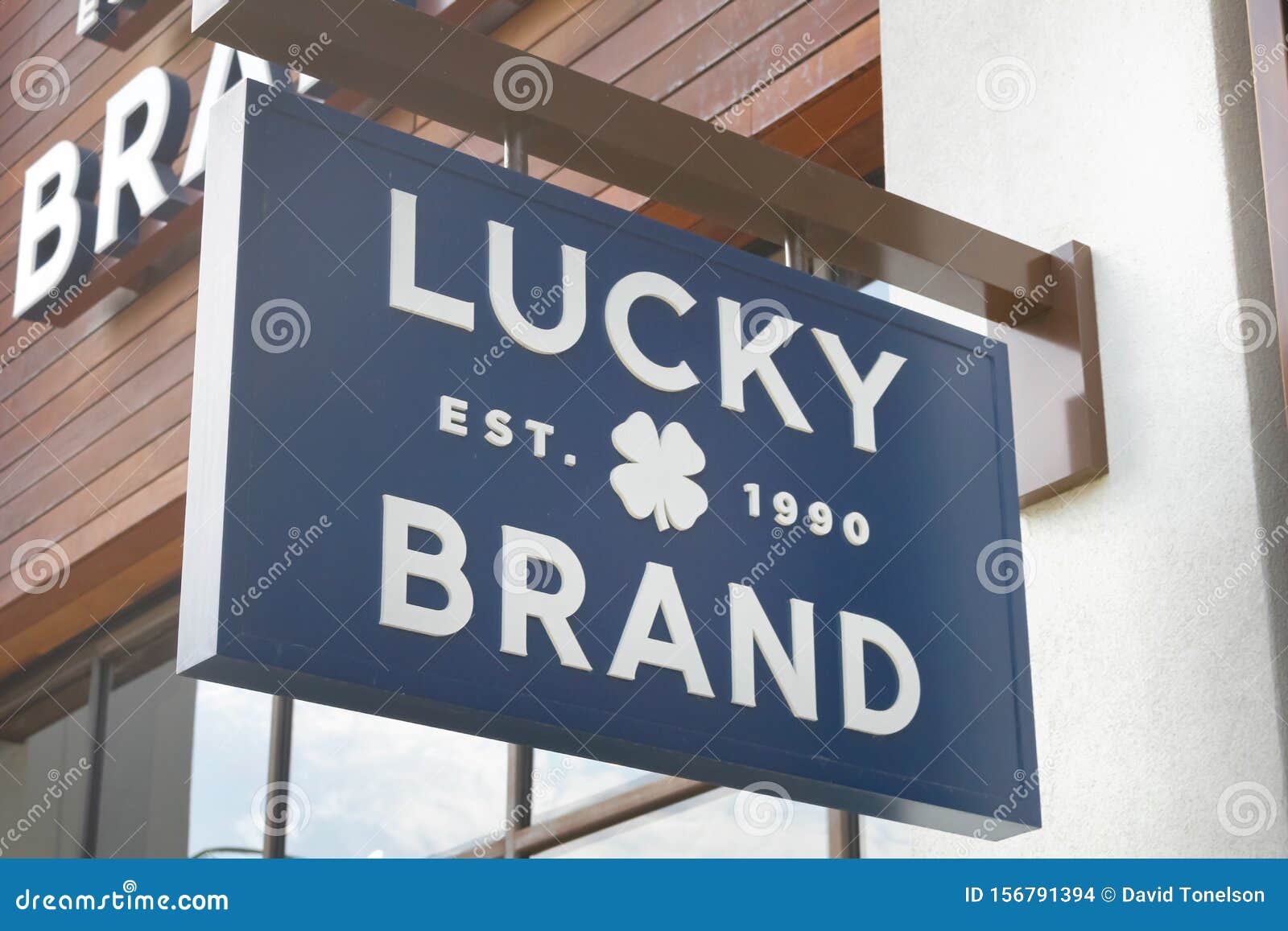 Lucky Brand Retail Store Sign Editorial Stock Image - Image of business,  building: 156791394