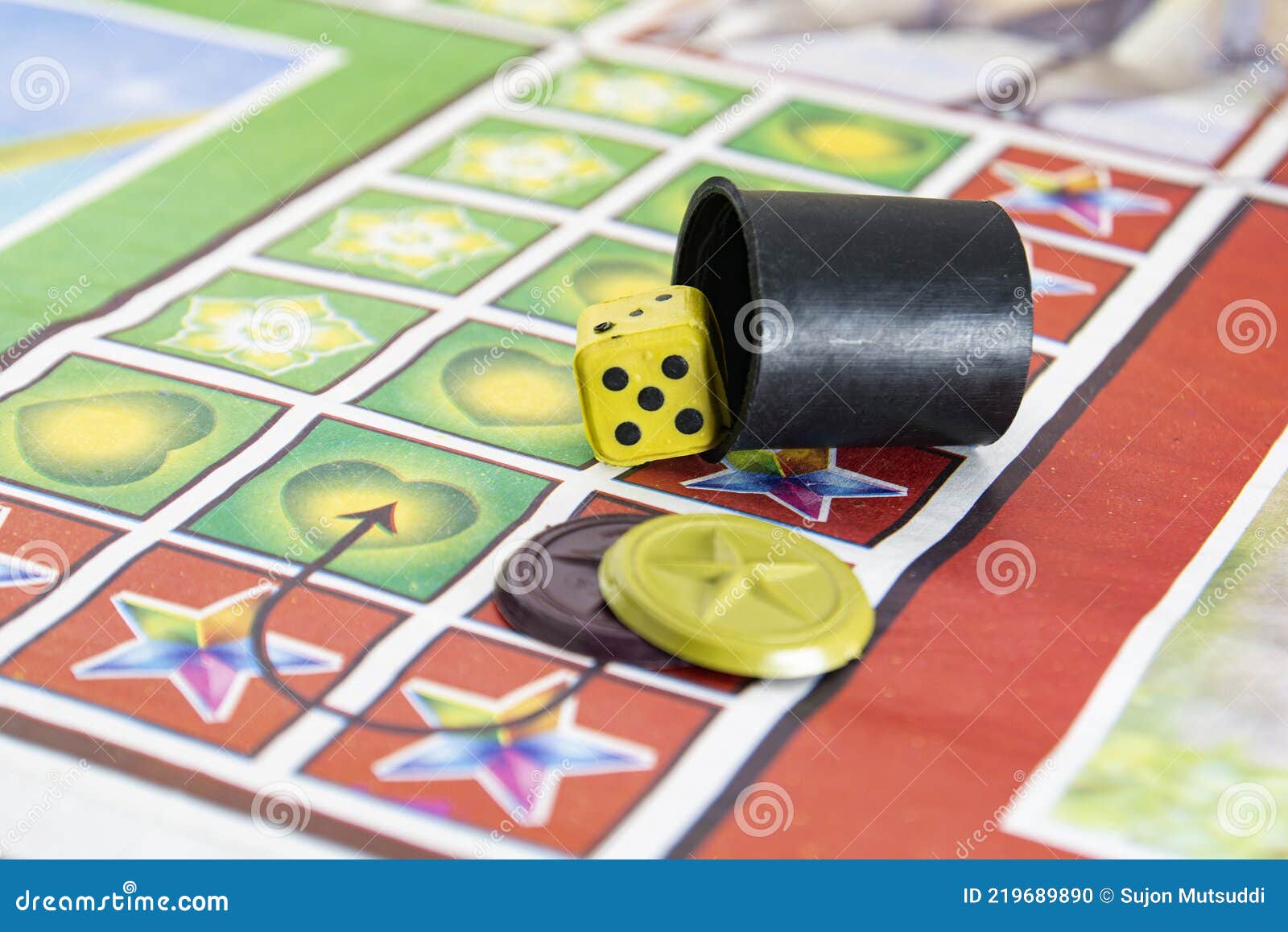 Ludo Board Dice E Peão Tempos Antigos Tradicionais Da Vila Passando Por  Amigos E Jogos Familiares Foto de Stock - Imagem de amigos, evento:  219689890