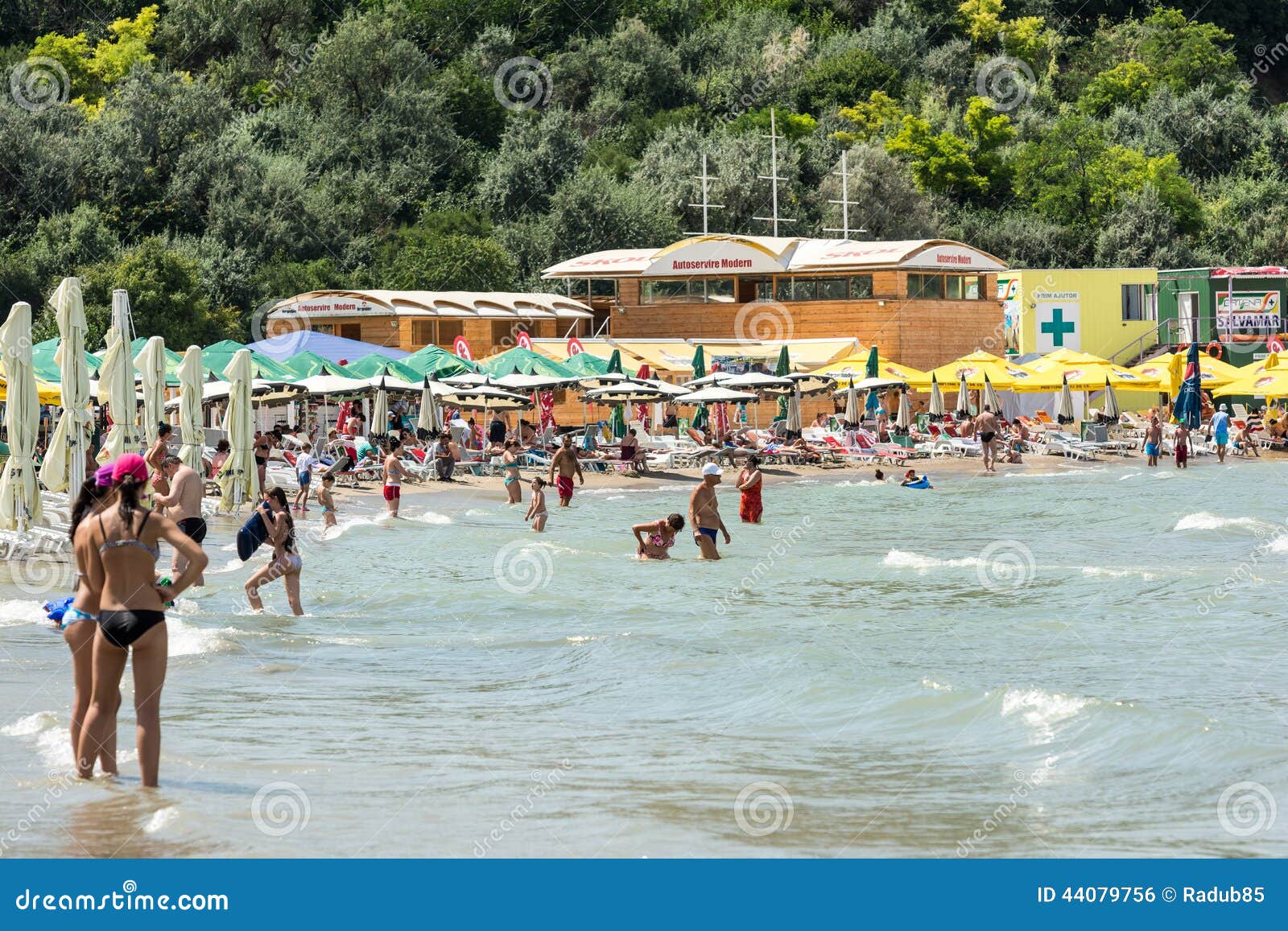 CONSTANTA RUMUNIA, SIERPIEŃ, - 01, 2014: Ludzie Ma zabawę W wodzie Na Constanta plaży Przy Czarnym morzem