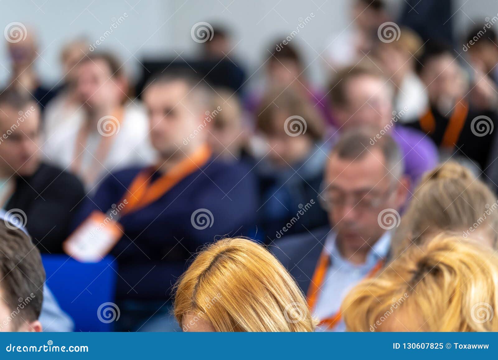 Ludzie uczęszczają biznesową konferencję w kongres sala