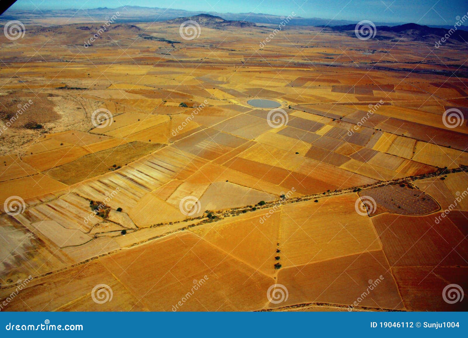 Luftaufnahme des Bauernhofes. Luftaufnahme der Bauernhöfe und der Felder in Mexiko von einem Flugzeug