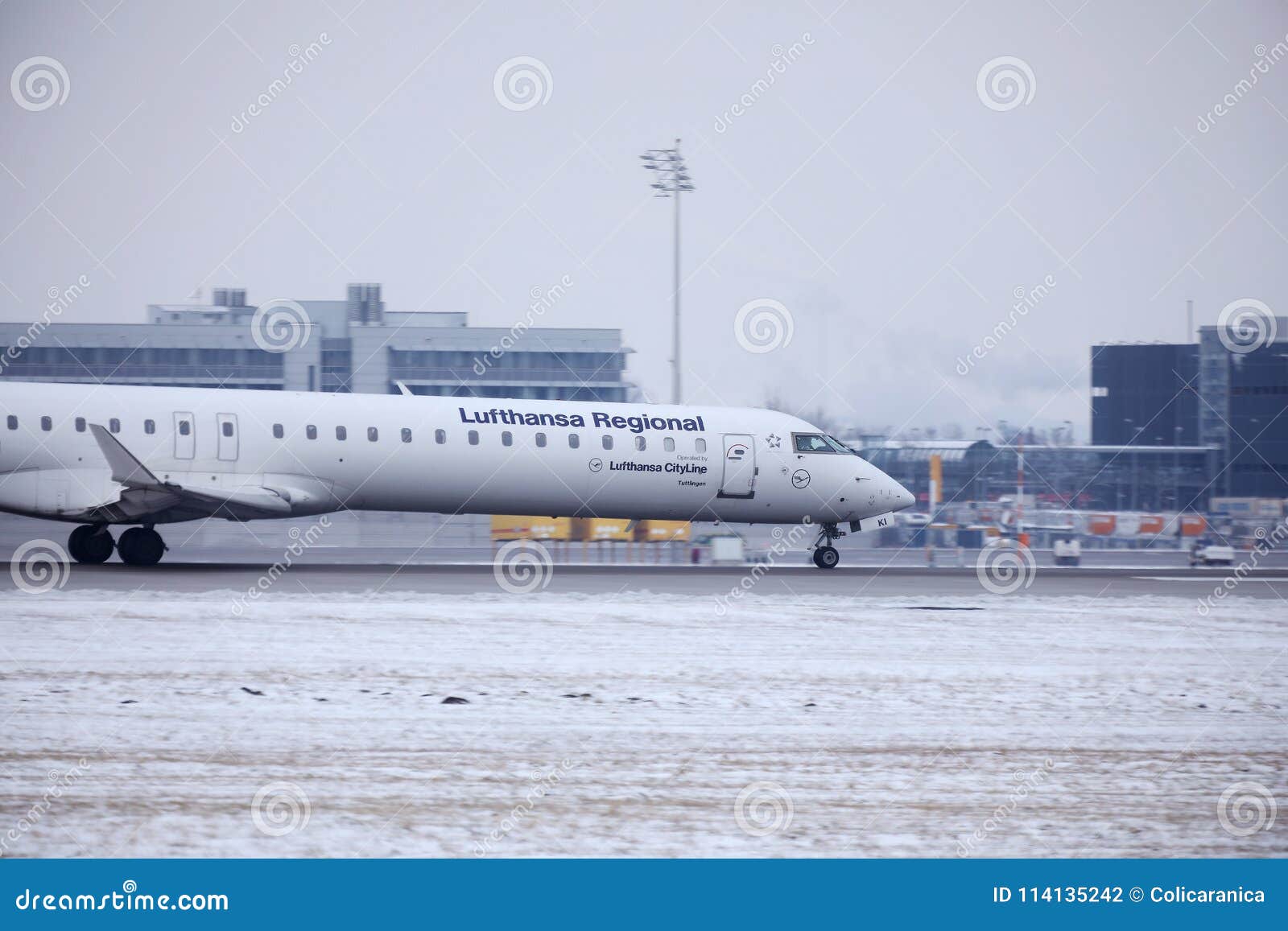 Lufthansa CityLine Canadair CRJ-900 D-ACKI décollant de l'aéroport de Munich, MUC Horaire d'hiver avec la neige sur des pistes