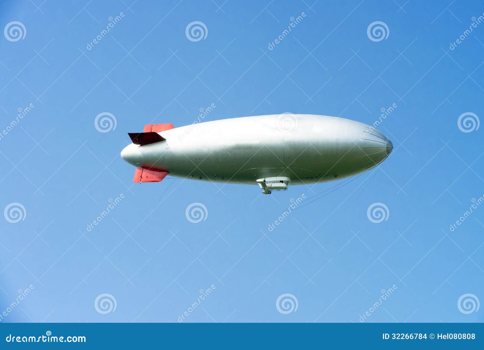 Luftschiff - lenkbares - Zeppelin. Luftschifffliegen im blauen Himmel.