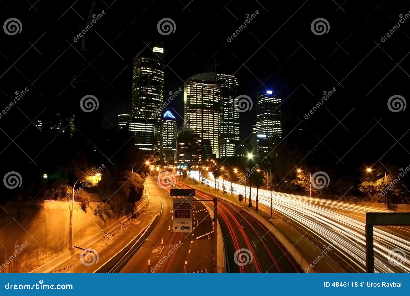 Luftwiderstandautoleuchten in Sydney. Schuß des hohen Winkels auf einer Straße mit den Autos, die vorbei überschreiten. Langer Berührungseffekt. Sydney. Australien