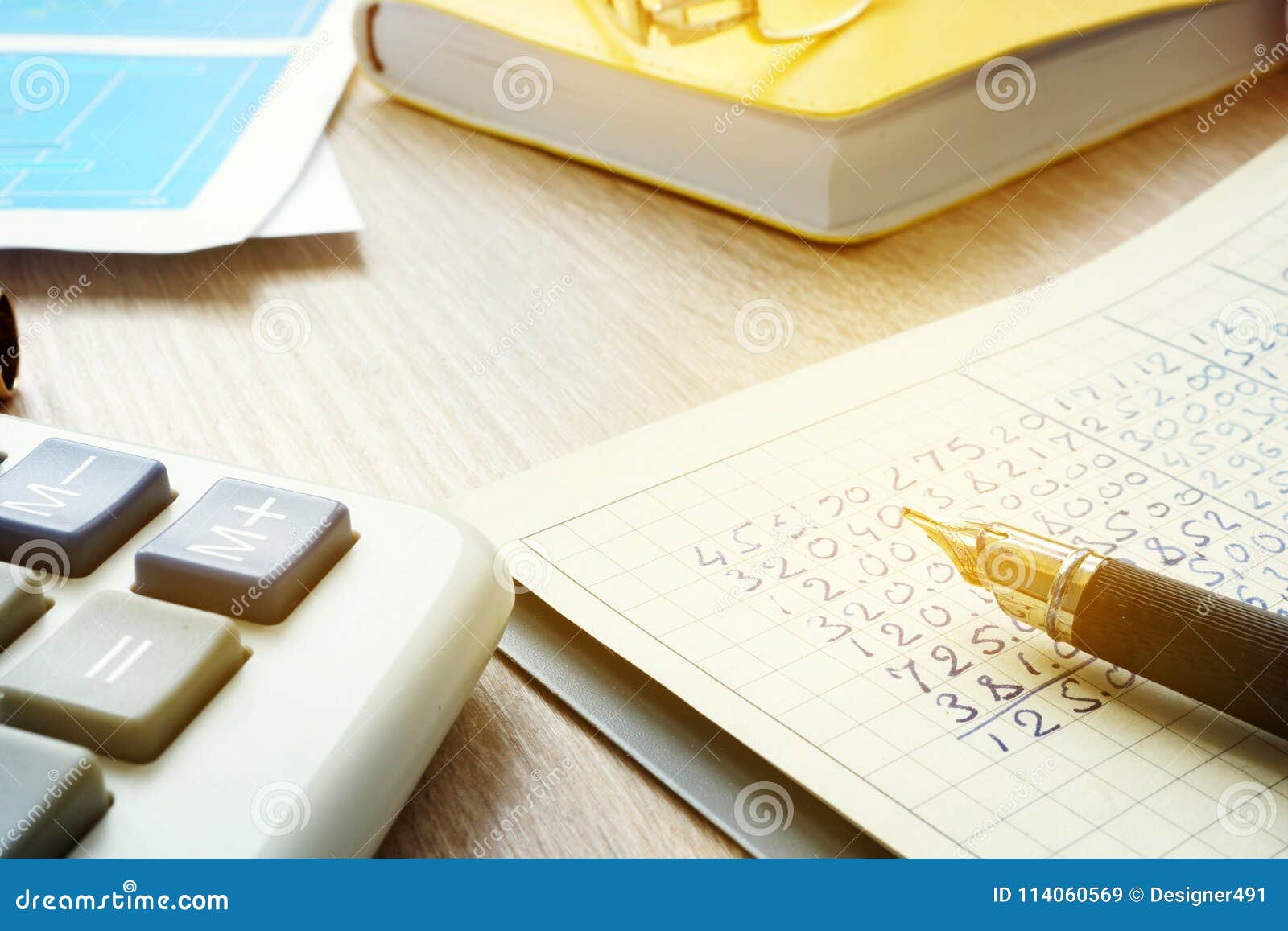 El lugar de trabajo del contable con la calculadora, los documentos de contabilidad y el libro mayor reservan