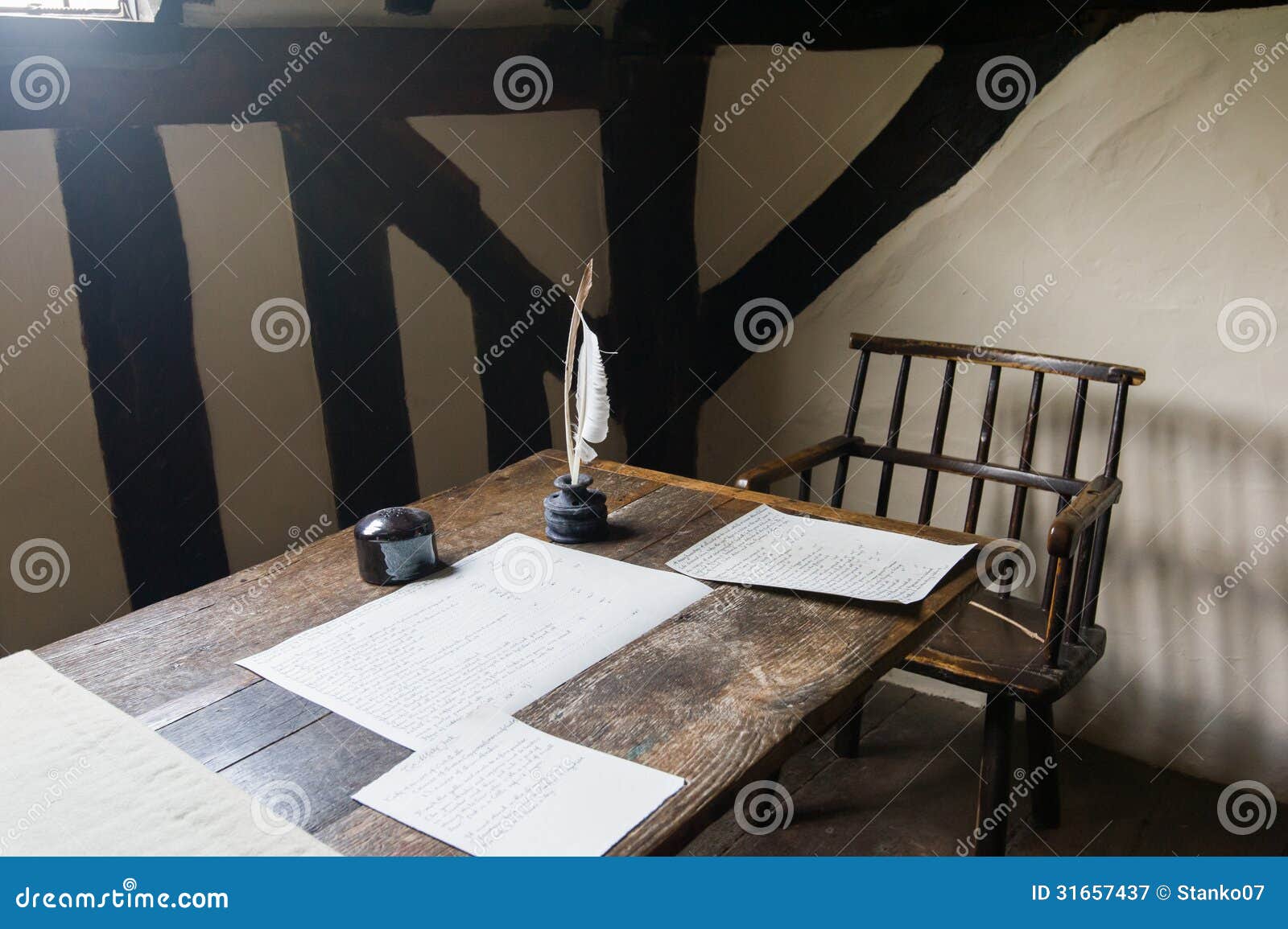 Lugar de trabalho do escritor. Lugar de trabalho medieval do escritor. Objetos da escrita do estilo antigo em uma tabela.