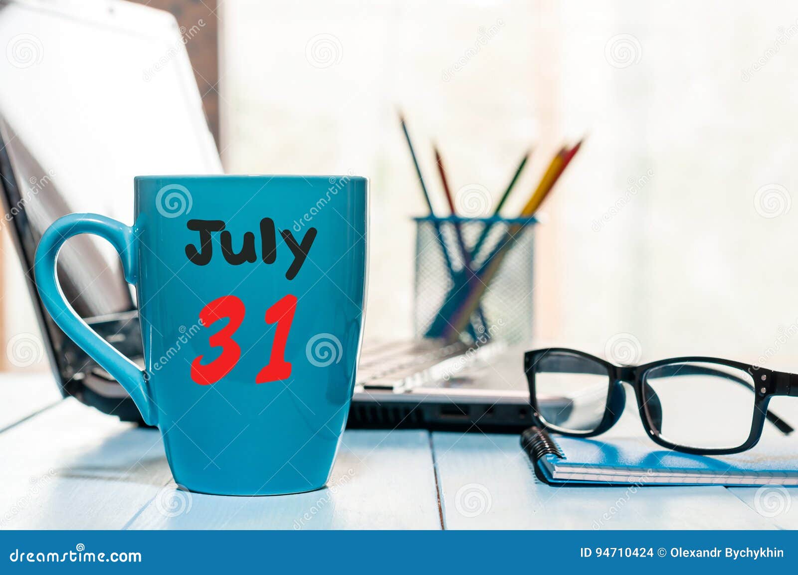 31 luglio giorno 31 del mese, calendario di colore sulla tazza di caffè di mattina al fondo del posto di lavoro del responsabile Giovani adulti Spazio vuoto per testo