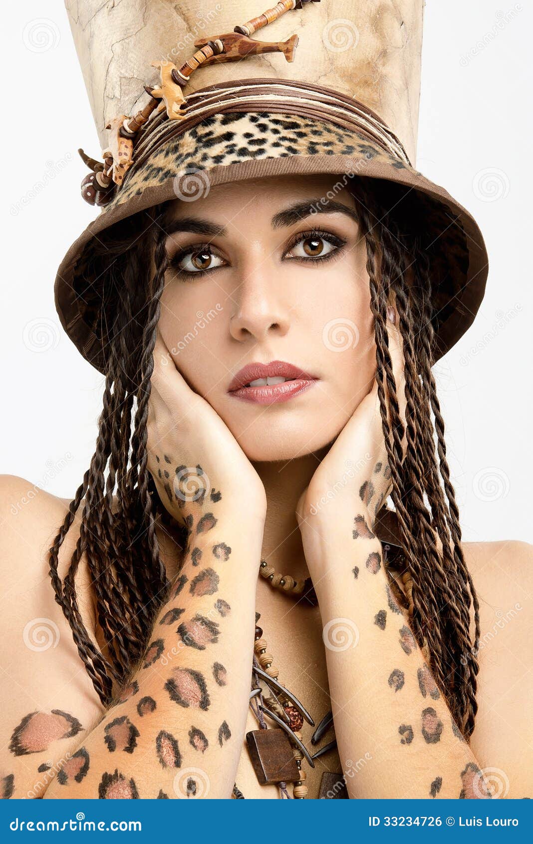 Luipaardmeisje. Mooi meisje met hoge zijden en luipaard lichaam-verf