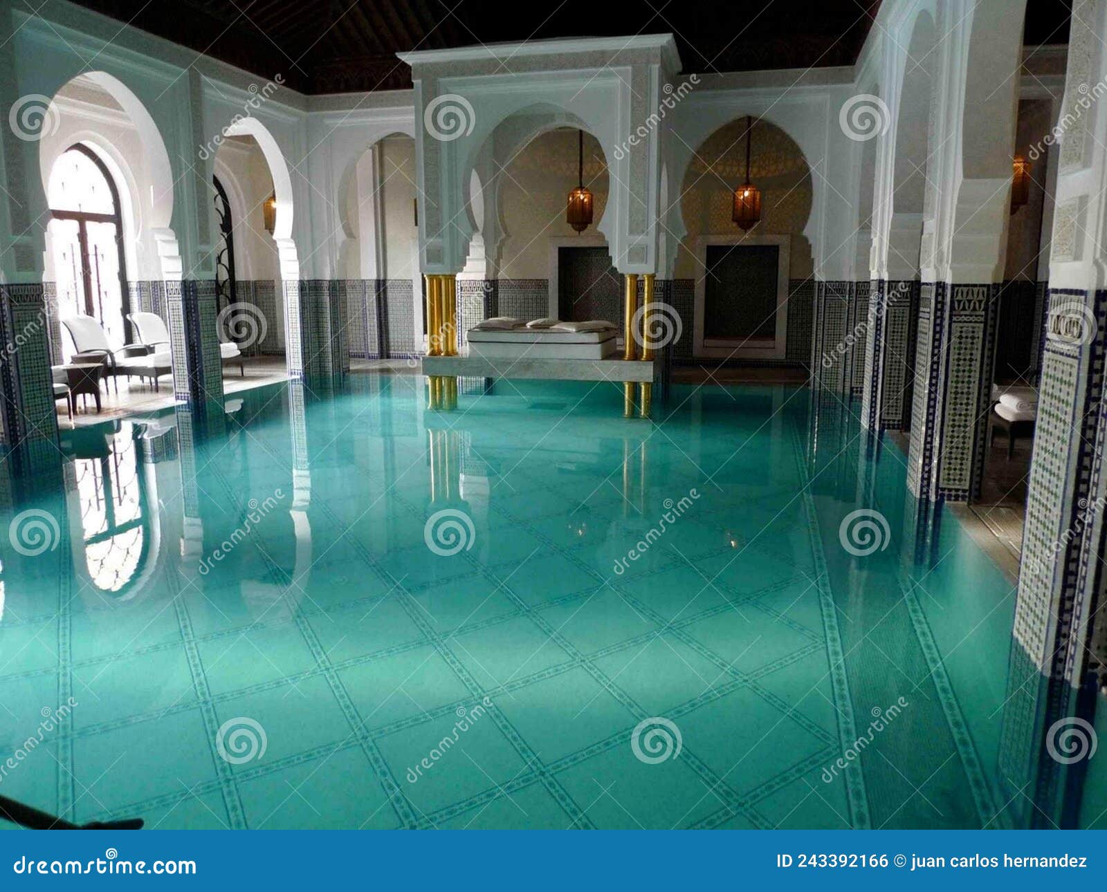 lujo piscina interior baÃÂ±os arabes
