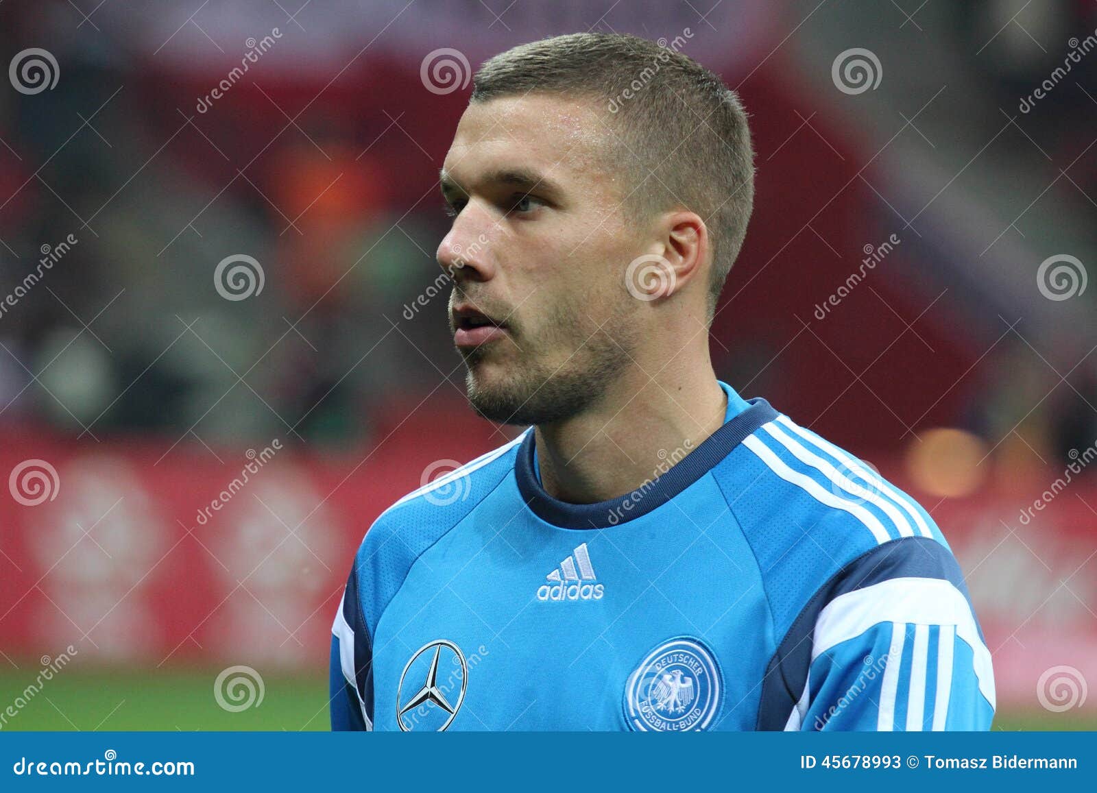 WARSHAU, POLEN - OKTOBER 11, 2014: Lukas Podolski (het Duits en Arsenaal de speler van Londen) vóór de UEFA-kwalificerende gelijke van EURO 2016 van Polen versus duitsland Polen sloeg het 2:0 van Duitsland