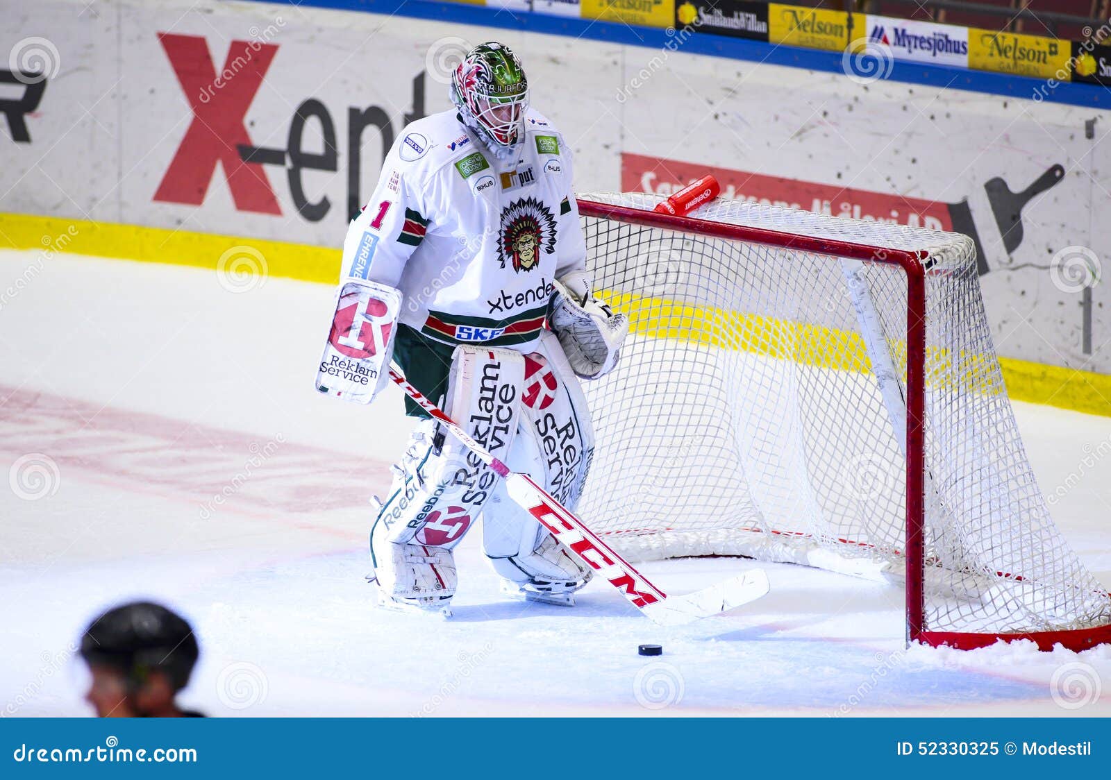 Lulea, Svezia - 18 marzo 2015 Lars Johansson molto deludente (indiani di #1 Frolunda), durante il Lega-gioco svedese dell'hockey fra l'hockey di Lulea e gli indiani di Frolunda