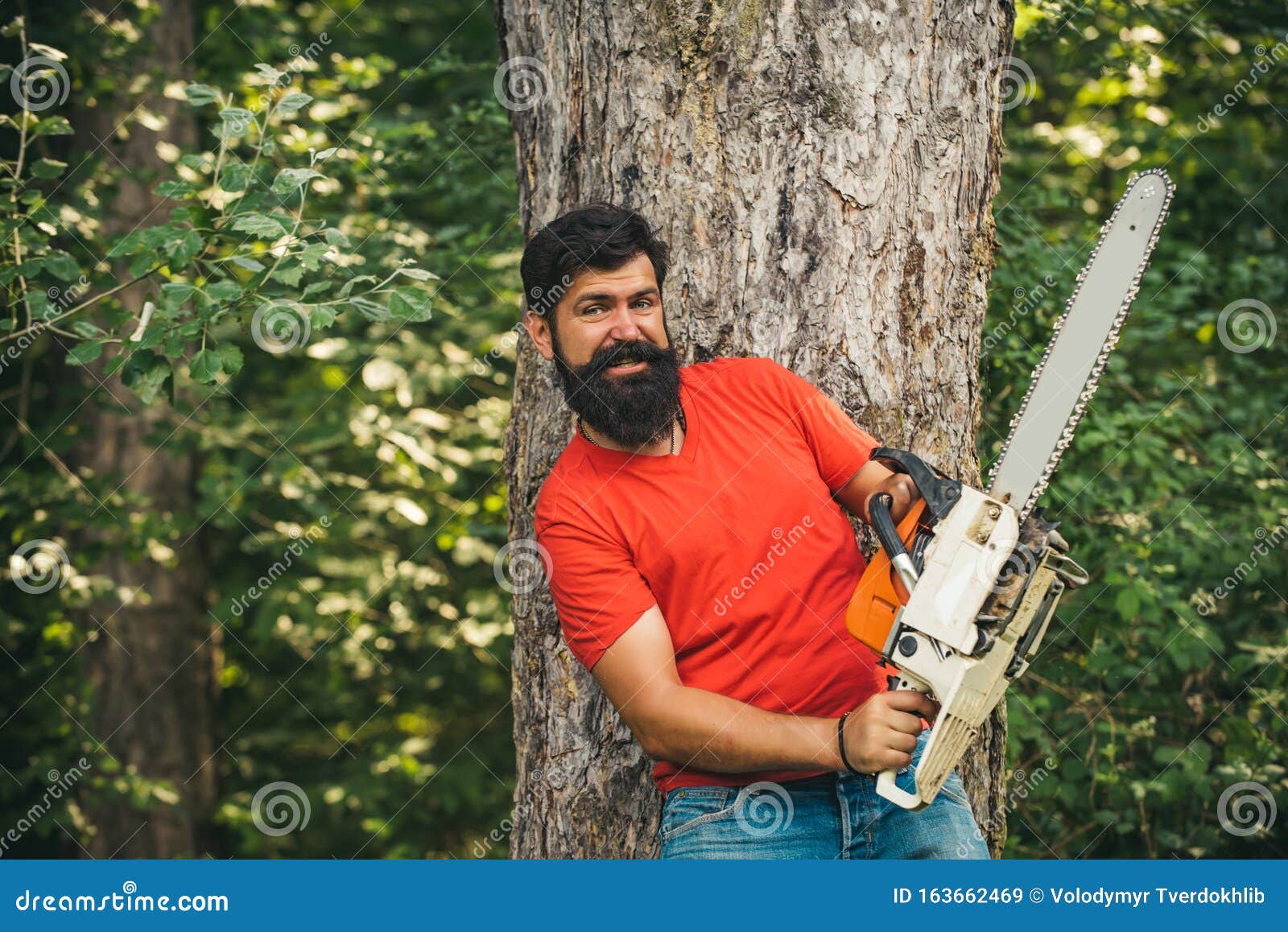 Personagem de lenhador de bandeira do iêmen segurando uma motosserra