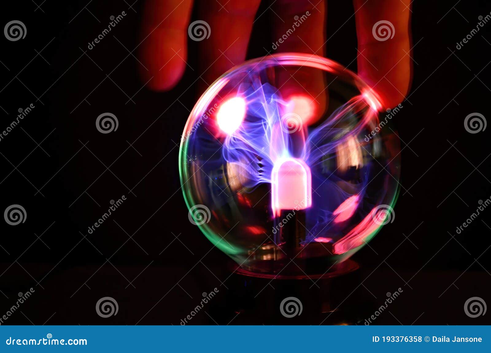 Lumière D'électricité Statique De Boule De Plasma Sur Le Fond Noir.  Éclairage Sur La Boule De Plasma Photo stock - Image du lumière, néon:  193376358
