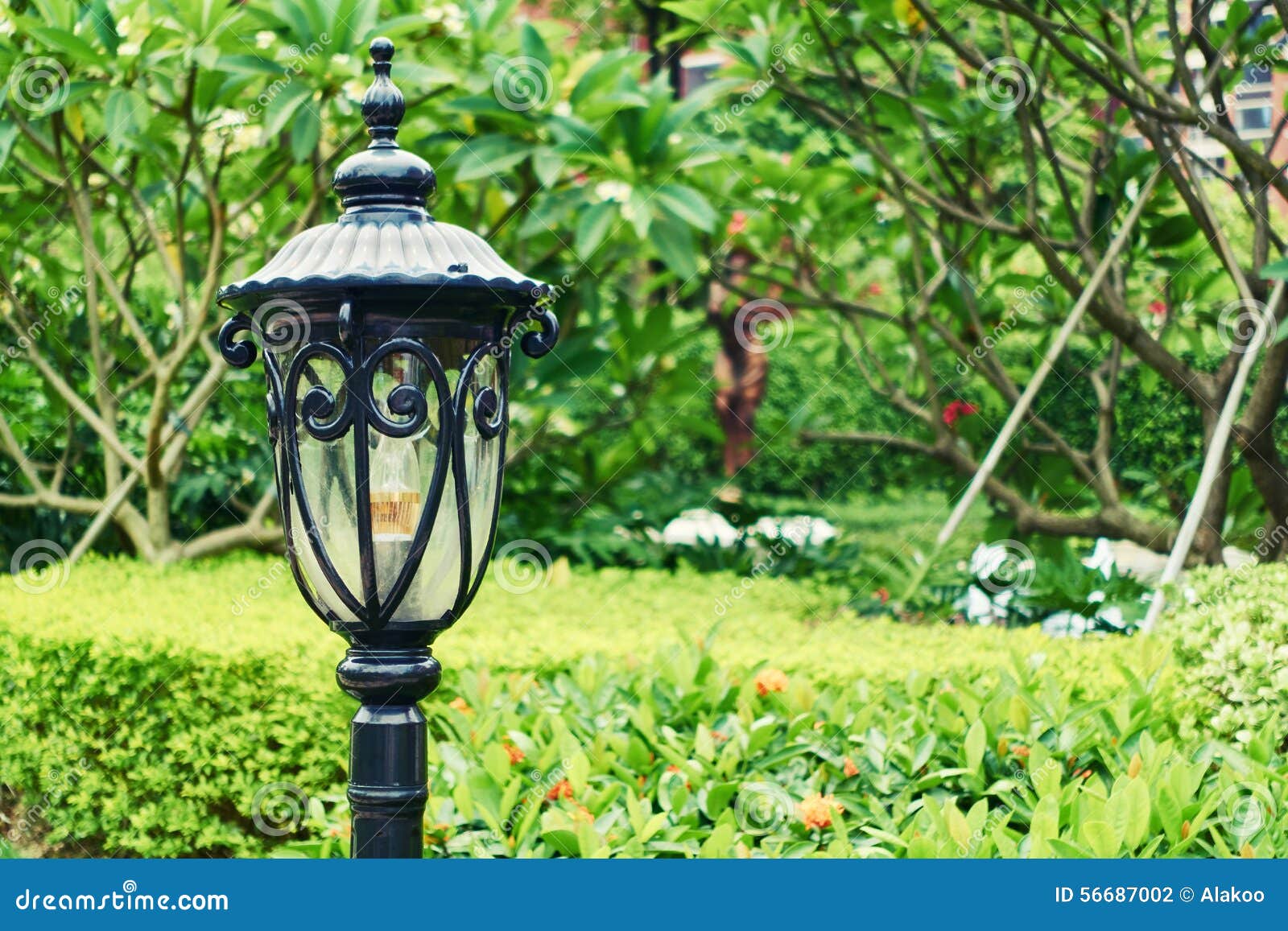 Photo libre de droit de Lampe Céramique Rue Dans La Jardin Promenade Au  Crépuscule banque d'images et plus d'images libres de droit de Équipement  d'éclairage - iStock