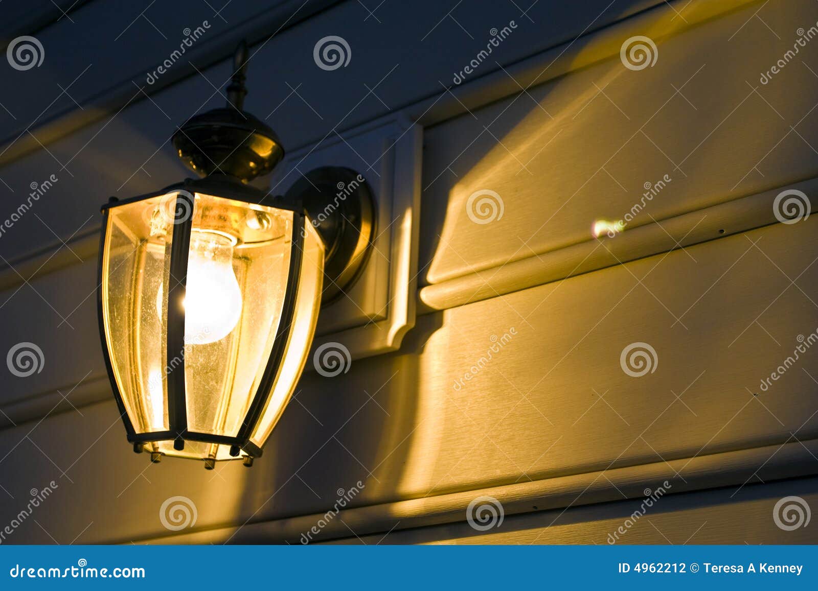 Lumière de porche photo stock. Image du partir, porche - 4962212