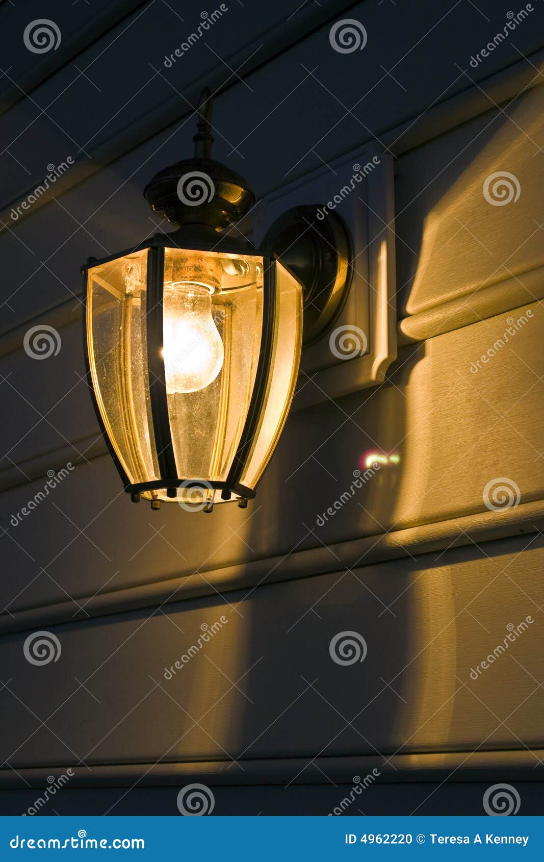 Lumière de porche photo stock. Image du lumière, chaud - 4962220
